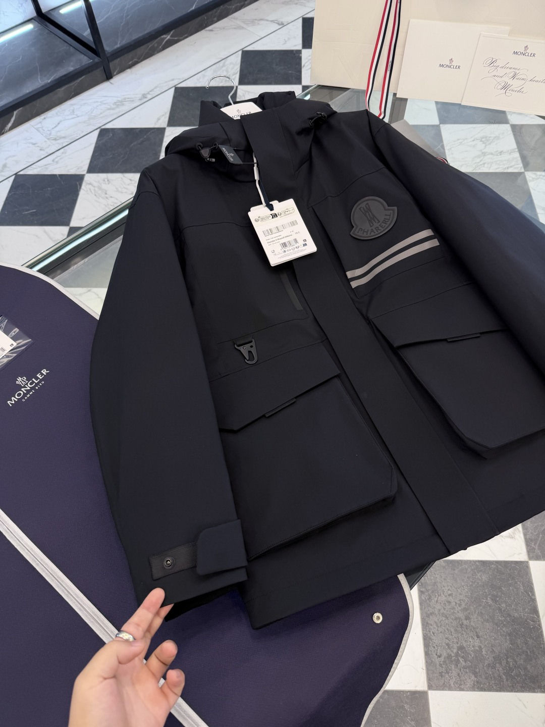 Moncler x Pharrell Williams菲董限定男女款中长工装休闲风羽绒服夹克外套.更多细