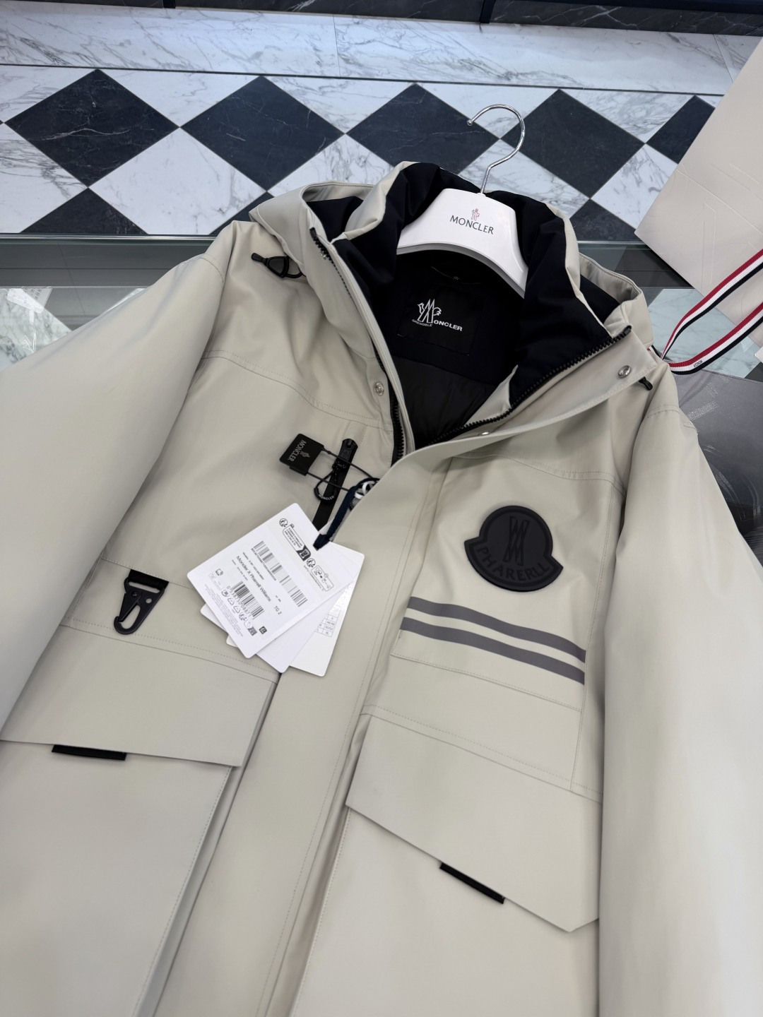 Moncler x Pharrell Williams菲董限定男女款中长工装休闲风羽绒服夹克外套.更多细