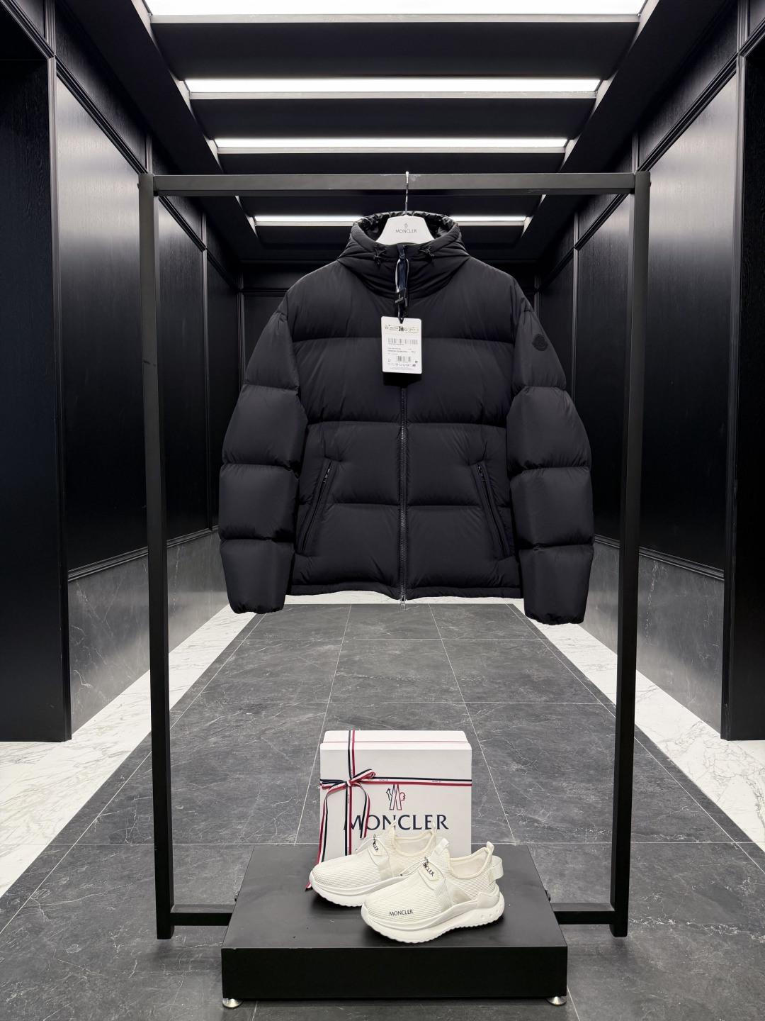 NO:660593,Special down Moncler Meriera men's hooded short down jacket. 2025 brand new hot style. Brand new Black Warrior. Also available in ice gray color, too high-end and easy to wear. The original two colors were purchased and developed. Goose down filling. Original replacement fabric and original matching hardware.  135W + one ton of European standard gooseneck velvet filling. The fabric is super light and super soft, and the filling is extremely full. One piece is enough to easily get through the cold winter. It is really light, soft, full, and warm. It is a must-have item. The tag has a complete barcode and model number, which corresponds to the official website. The tag has built-in NFC electronic induction anti-counterfeiting. Supports multiple anti-counterfeiting verifications.  Comes standard with a full set of counter gift box packaging. (original airplane box, original shopping bag, original dust cover, original hanger, original thank you card, original ribbon, upgraded original oversized magnetic gift box.) Meriera men's short down jacket is light and warm, ideal for cooling down. Product details  The Meriera Short Down Jacket is a wardrobe staple in the colder months, offering protection without being bulky. Made from fine, soft nylon fabric, which is comfortable and lightweight. This warm piece has a loose fit, making it easy to pair with sweaters and sweatshirts. Details Made from fine, soft nylon fabric, polyester lining, down filling, adjustable hood, zipper closure, zipper pockets, drawstring hem, logo patch Size1-5  black/ice gray,hoodie-clothing,Moncler,hoodie,sweatshirts,jackets & coats,jackets & coats,down jacket,hats, 19860909特级羽绒Moncler Meriera男士连帽短款羽绒夹克外套.2025全新王牌爆款.全新黑武士.另有冰灰配色,太高级太好穿了.原版两色购入开发.鹅绒填充.原厂替换面料原厂配套五金. 135W+一吨的欧规鹅颈绒填充.面料超级轻便超级柔软,填充极致饱满,一件足矣轻松跨过寒冬.真的是又轻便又柔软,又饱满,又保暖.必入爆款. 吊牌条码款号齐全,对应官网一致.吊牌内置 NFC电子感应防伪.支持多重防伪验证. 标配全套柜台礼盒包装.（原版飞机盒,原版购物袋,原版防尘罩,原版衣架,原版感谢卡,原版丝带,升级原版超大磁吸礼盒.） Meriera男士短款羽绒夹克轻盈而保暖,是降温时的理想之选. 商品详情 Meriera短款羽绒夹克是寒冷季节衣橱的基础款单品,在提供保护的同时不显厚重.采用细密柔软的尼龙面料制成,质地舒适轻盈.这款保暖单品剪裁宽松,可轻松搭配针织衫和卫衣. 细节 采用细密柔软尼龙面料制成 聚酯纤维衬里 填充羽绒 可调节兜帽 拉链开合 拉链口袋 抽绳下摆 标识贴片 Size1-5 黑色/冰灰色,蒙口-服装,Moncler,hoodie,sweatshirts,jackets & coats,jackets & coats,down jacket,hats, ,Women's clothing