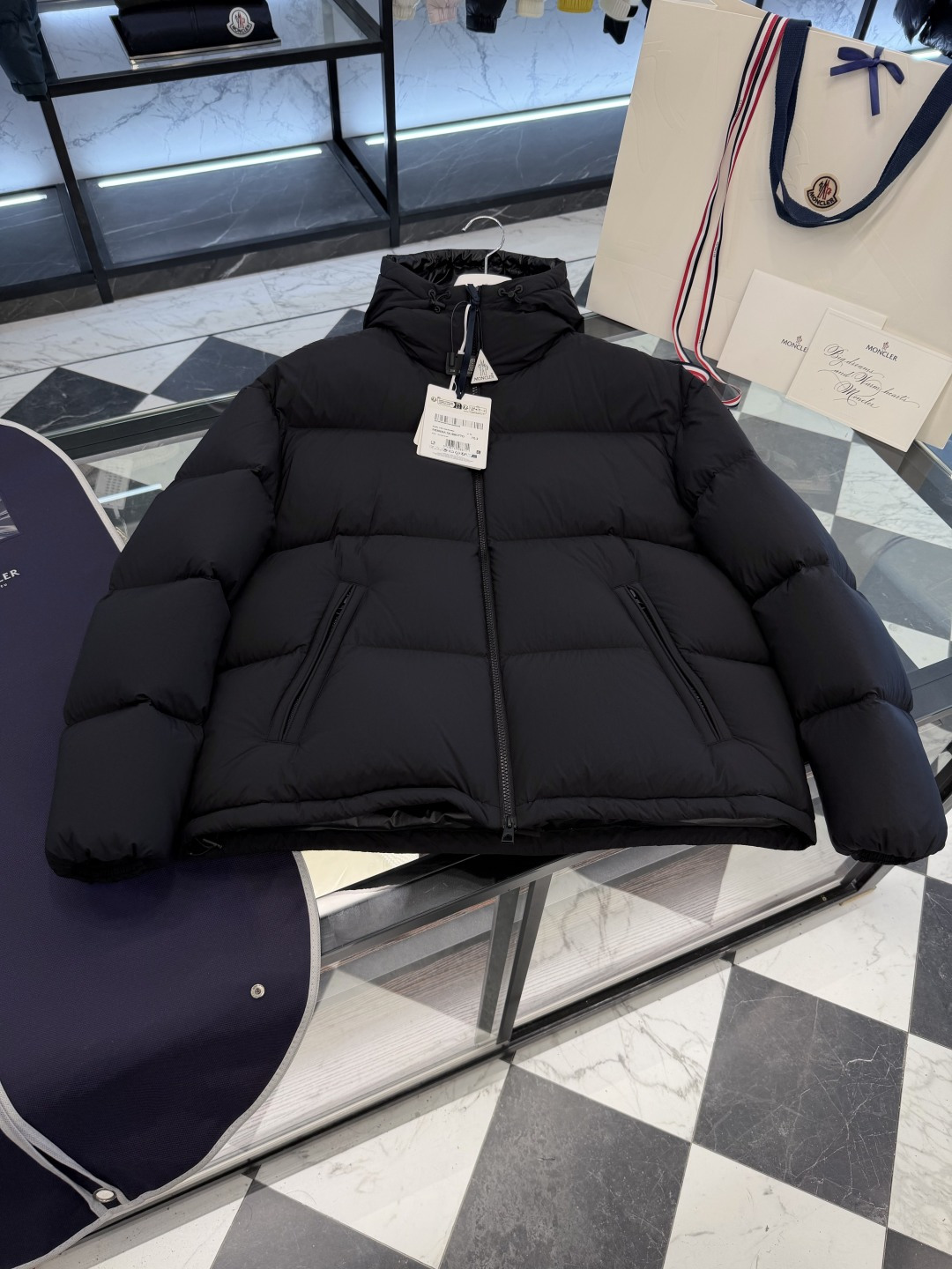 NO:660594,Moncler Meriera men's hooded short down jacket. Lightweight and warm. Super filling. More details real shot.,Moncler-clothing,Moncler,jackets & coats,jackets & coats,down jacket,hats, 19860909Moncler Meriera男士连帽短款羽绒夹克外套.轻盈而保暖.填充超级饱满.更多细节实拍.,蒙口-服装,Moncler,jackets & coats,jackets & coats,down jacket,hats, ,Women's clothing