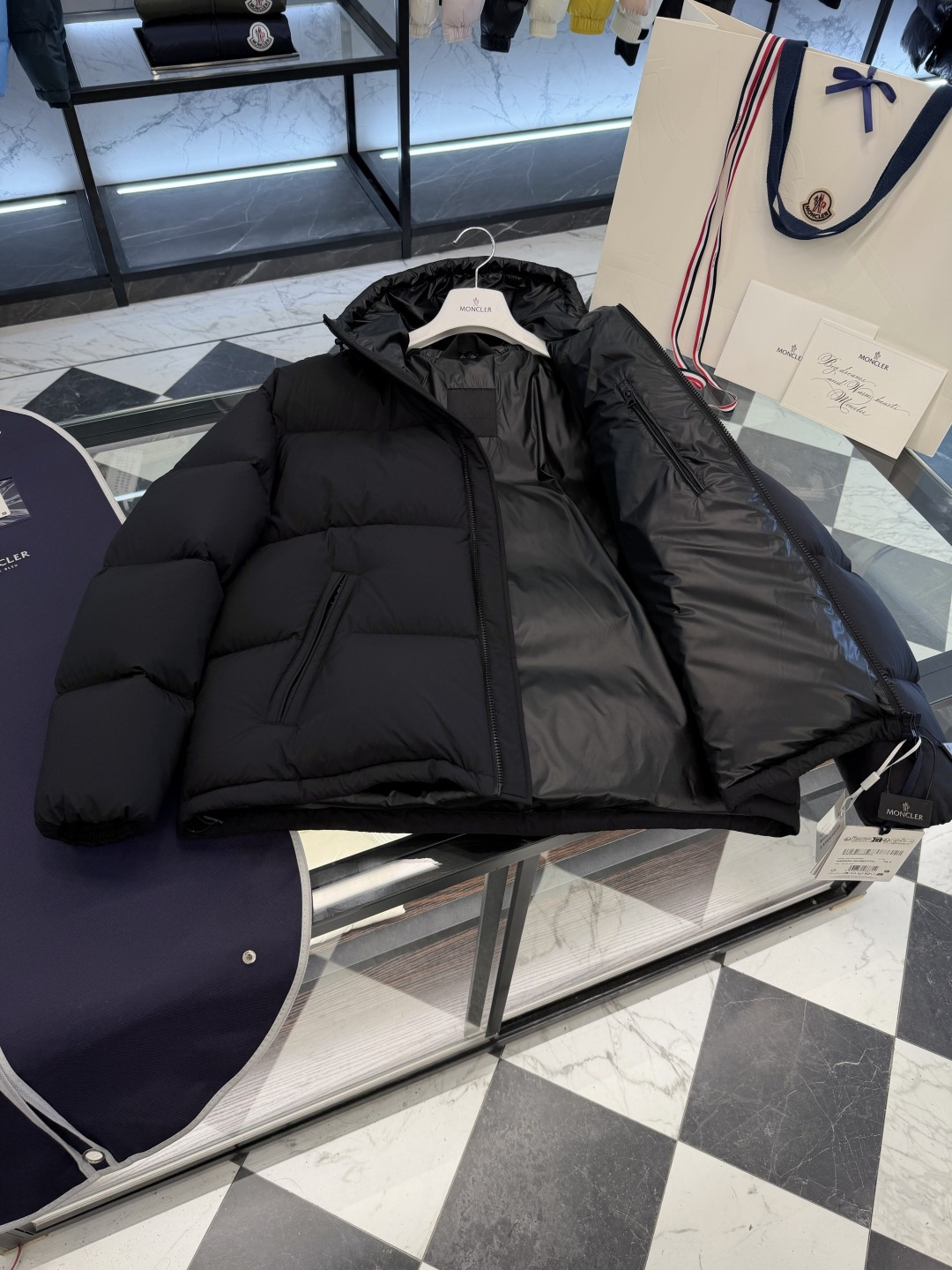 Moncler Meriera男士连帽短款羽绒夹克外套.轻盈而保暖.填充超级饱满.更多细节实拍.