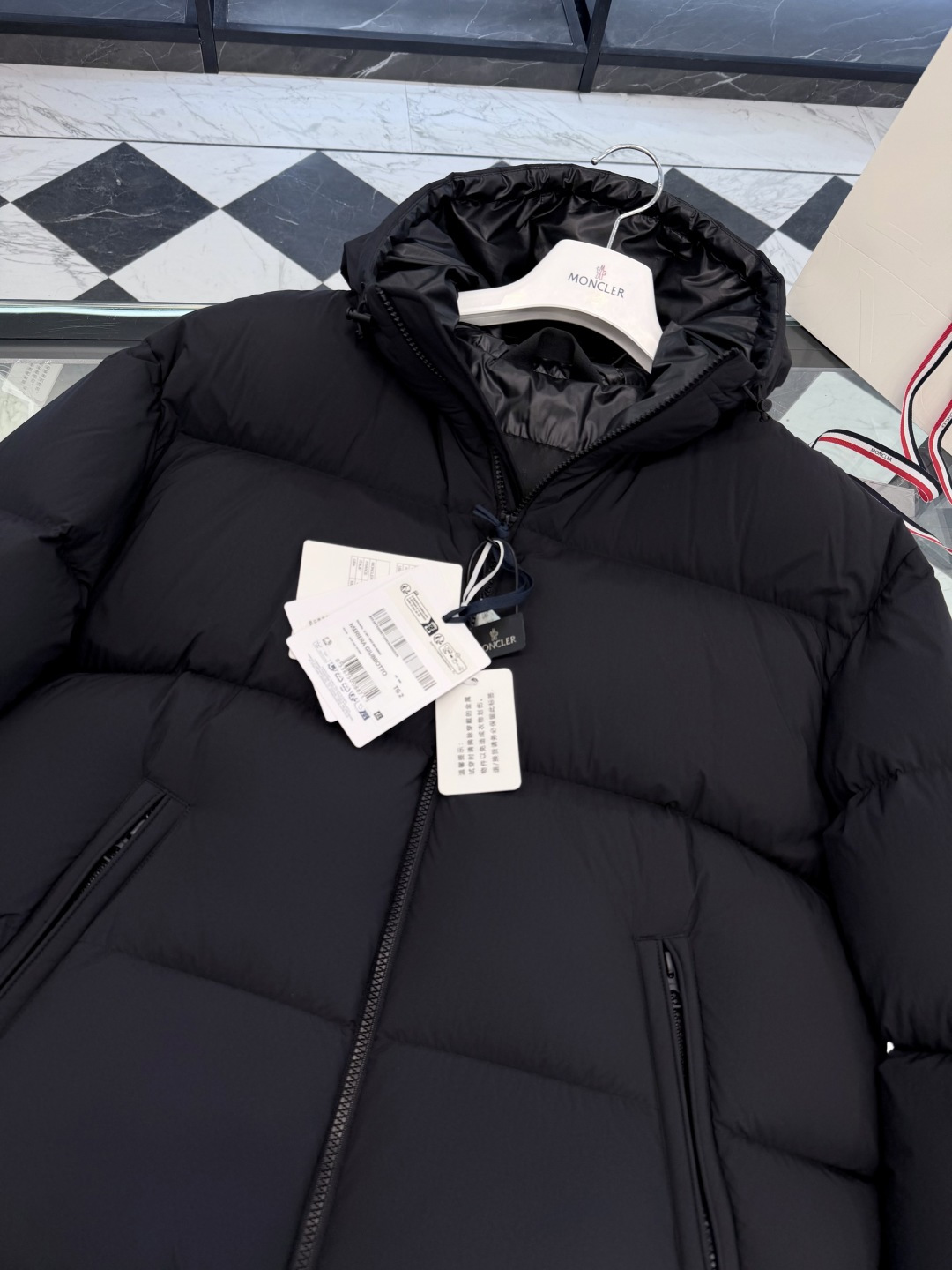 Moncler Meriera男士连帽短款羽绒夹克外套.轻盈而保暖.填充超级饱满.更多细节实拍.