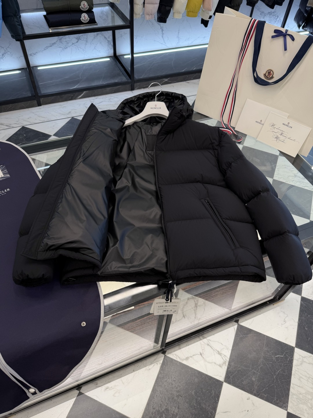 Moncler Meriera男士连帽短款羽绒夹克外套.轻盈而保暖.填充超级饱满.更多细节实拍.
