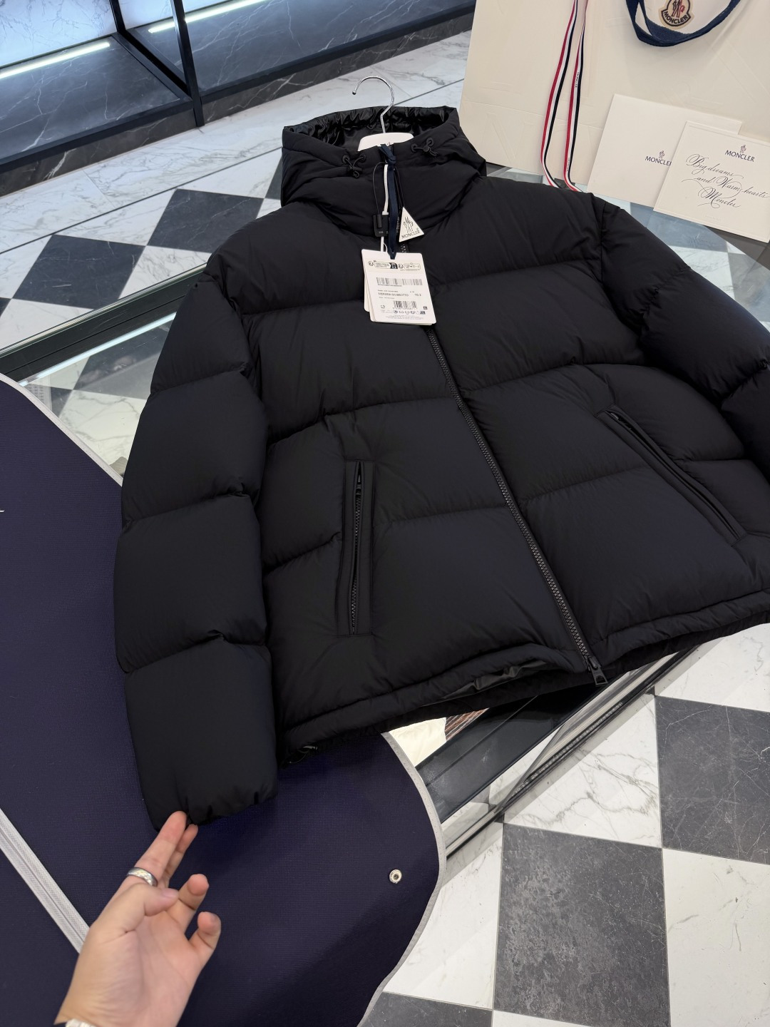 Moncler Meriera男士连帽短款羽绒夹克外套.轻盈而保暖.填充超级饱满.更多细节实拍.