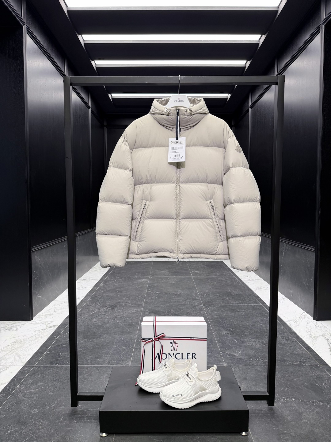 NO:660595,Special down Moncler Meriera men's hooded short down jacket. 2025 brand new hot style. Ice gray color, too high-end and easy to wear. Original two colors purchased and developed. Goose down filling. Original replacement fabric and original matching hardware.  135W + one ton of European standard gooseneck velvet filling. The fabric is super light and super soft, and the filling is extremely full. One piece is enough to easily get through the cold winter. It is really light, soft, full, and warm. It is a must-have item. The tag has a complete barcode and model number, which corresponds to the official website. The tag has built-in NFC electronic induction anti-counterfeiting. Supports multiple anti-counterfeiting verifications.  Comes standard with a full set of counter gift box packaging. (original airplane box, original shopping bag, original dust cover, original hanger, original thank you card, original ribbon, upgraded original oversized magnetic gift box.) Meriera men's short down jacket is light and warm, ideal for cooling down. Product details  The Meriera Short Down Jacket is a wardrobe staple in the colder months, offering protection without being bulky. Made from fine, soft nylon fabric, which is comfortable and lightweight. This warm piece has a loose fit, making it easy to pair with sweaters and sweatshirts. Details Made from fine, soft nylon fabric, polyester lining, down filling, adjustable hood, zipper closure, zipper pockets, drawstring hem, logo patch Size1-5  black/ice gray,hoodie-clothing,Moncler,hoodie,sweatshirts,jackets & coats,jackets & coats,down jacket,hats, 19860909特级羽绒Moncler Meriera男士连帽短款羽绒夹克外套.2025全新王牌爆款.冰灰配色,太高级太好穿了.原版两色购入开发.鹅绒填充.原厂替换面料原厂配套五金. 135W+一吨的欧规鹅颈绒填充.面料超级轻便超级柔软,填充极致饱满,一件足矣轻松跨过寒冬.真的是又轻便又柔软,又饱满,又保暖.必入爆款. 吊牌条码款号齐全,对应官网一致.吊牌内置 NFC电子感应防伪.支持多重防伪验证. 标配全套柜台礼盒包装.（原版飞机盒,原版购物袋,原版防尘罩,原版衣架,原版感谢卡,原版丝带,升级原版超大磁吸礼盒.） Meriera男士短款羽绒夹克轻盈而保暖,是降温时的理想之选. 商品详情 Meriera短款羽绒夹克是寒冷季节衣橱的基础款单品,在提供保护的同时不显厚重.采用细密柔软的尼龙面料制成,质地舒适轻盈.这款保暖单品剪裁宽松,可轻松搭配针织衫和卫衣. 细节 采用细密柔软尼龙面料制成 聚酯纤维衬里 填充羽绒 可调节兜帽 拉链开合 拉链口袋 抽绳下摆 标识贴片 Size1-5 黑色/冰灰色,蒙口-服装,Moncler,hoodie,sweatshirts,jackets & coats,jackets & coats,down jacket,hats, ,Women's clothing