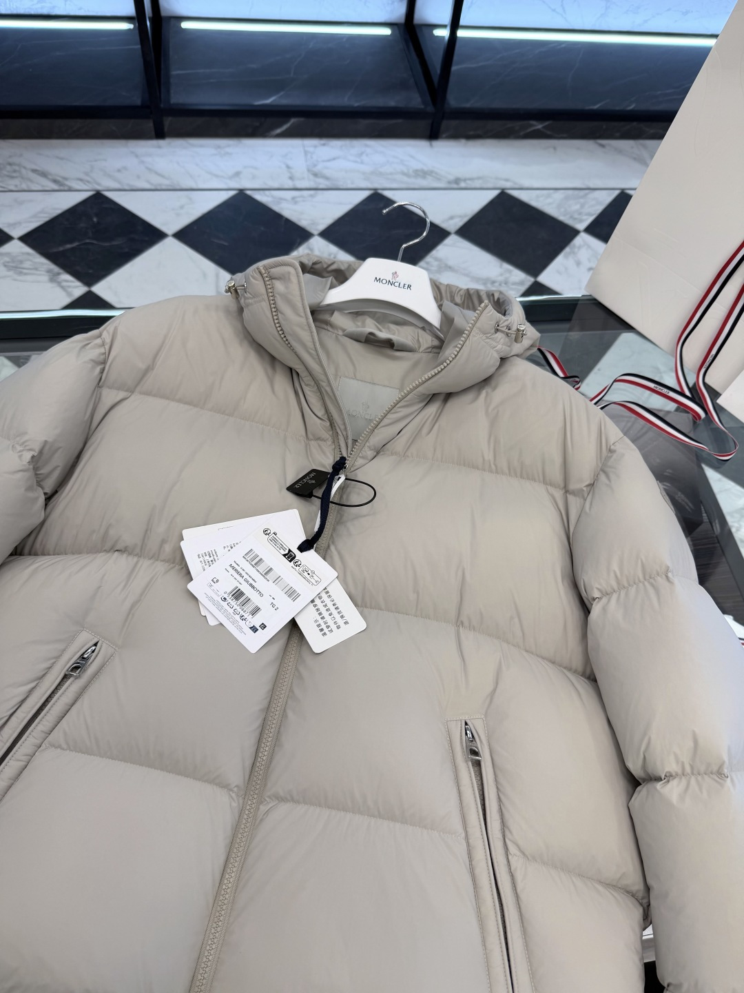 Moncler Meriera男士连帽短款羽绒夹克外套.轻盈而保暖.填充超级饱满.更多细节实拍.