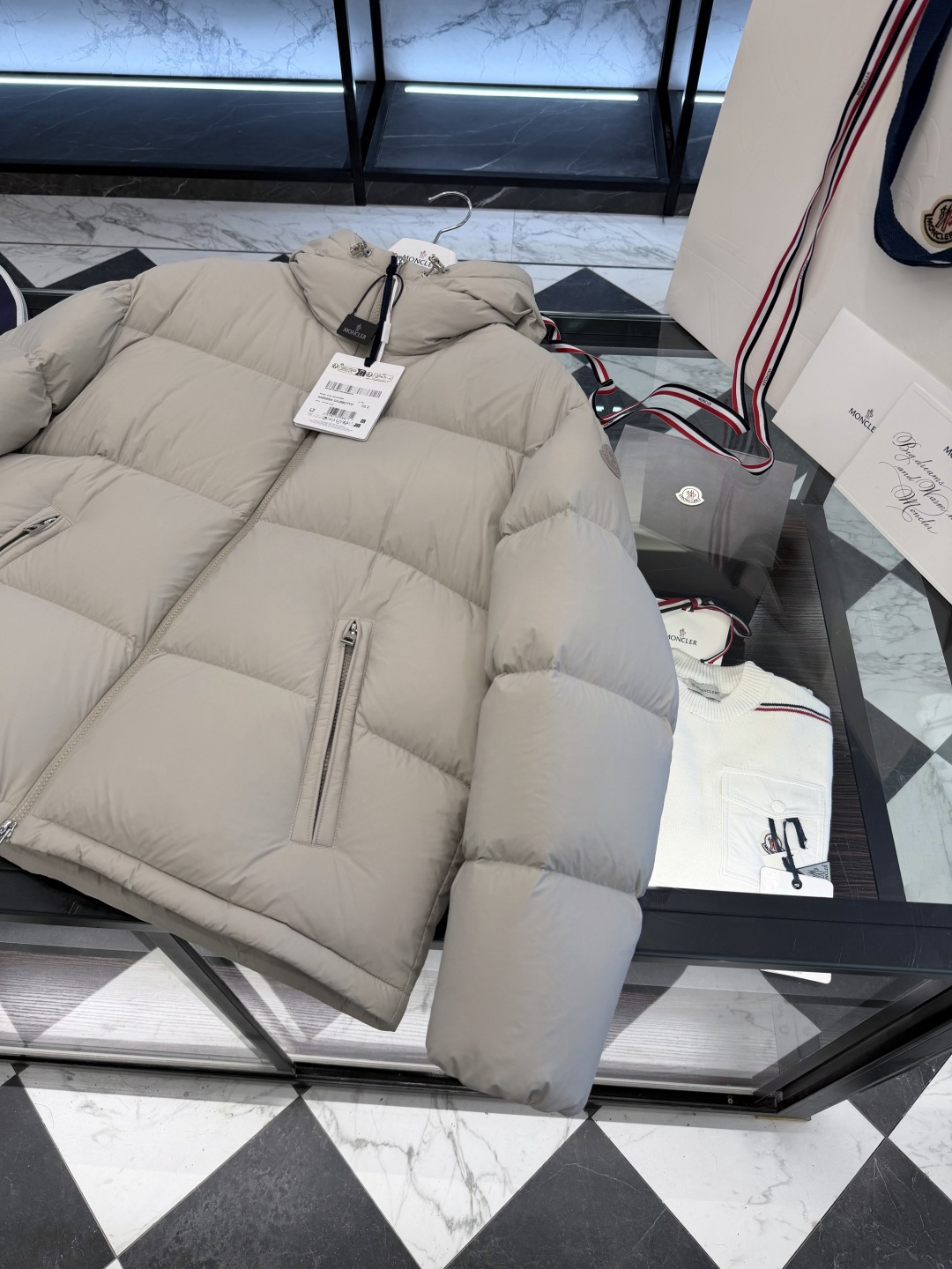 Moncler Meriera男士连帽短款羽绒夹克外套.轻盈而保暖.填充超级饱满.更多细节实拍.