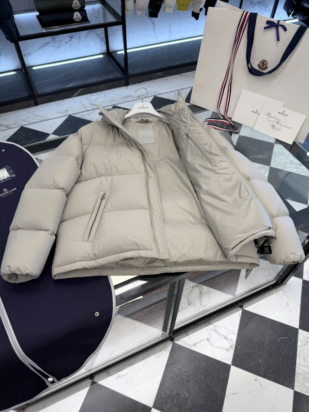 Moncler Meriera男士连帽短款羽绒夹克外套.轻盈而保暖.填充超级饱满.更多细节实拍.
