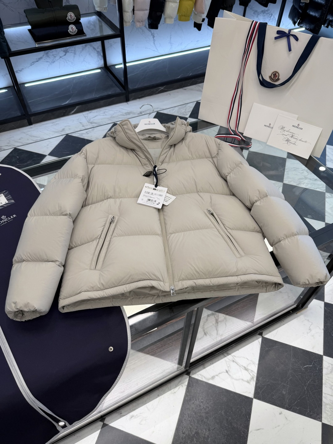 Moncler Meriera男士连帽短款羽绒夹克外套.轻盈而保暖.填充超级饱满.更多细节实拍.
