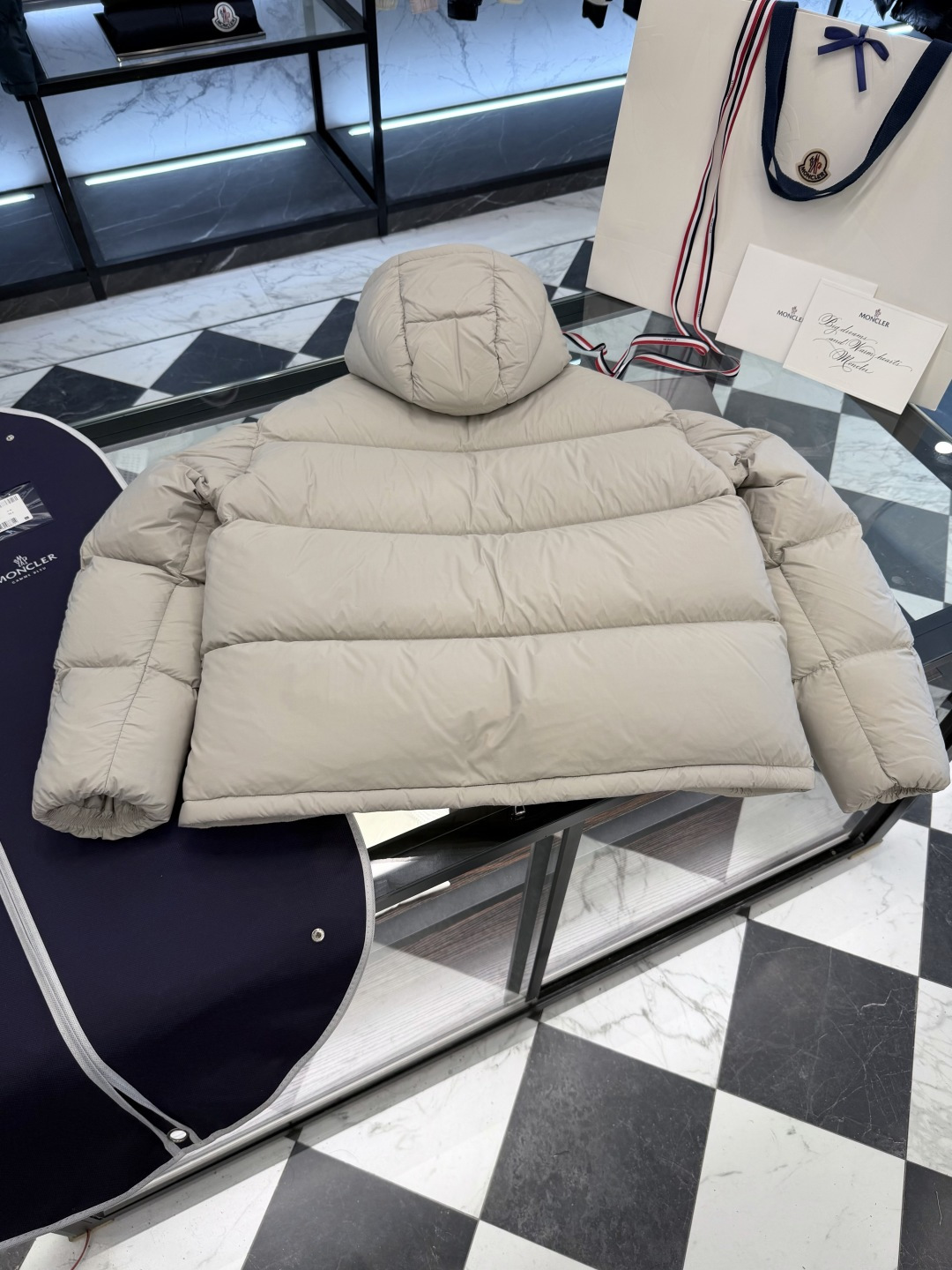 Moncler Meriera男士连帽短款羽绒夹克外套.轻盈而保暖.填充超级饱满.更多细节实拍.