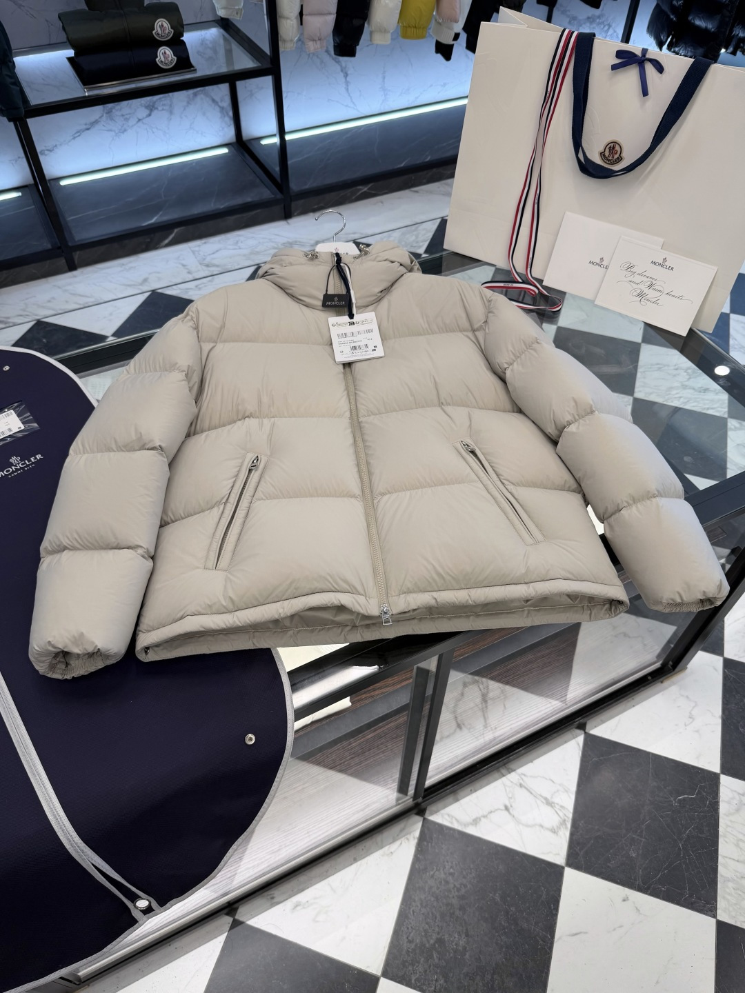 NO:660563,Moncler Meriera men's hooded short down jacket. Lightweight and warm. Super filling. More details real shot.,Moncler-clothing,Moncler,jackets & coats,jackets & coats,down jacket,hats, 19860909Moncler Meriera男士连帽短款羽绒夹克外套.轻盈而保暖.填充超级饱满.更多细节实拍.,蒙口-服装,Moncler,jackets & coats,jackets & coats,down jacket,hats, ,Women's clothing