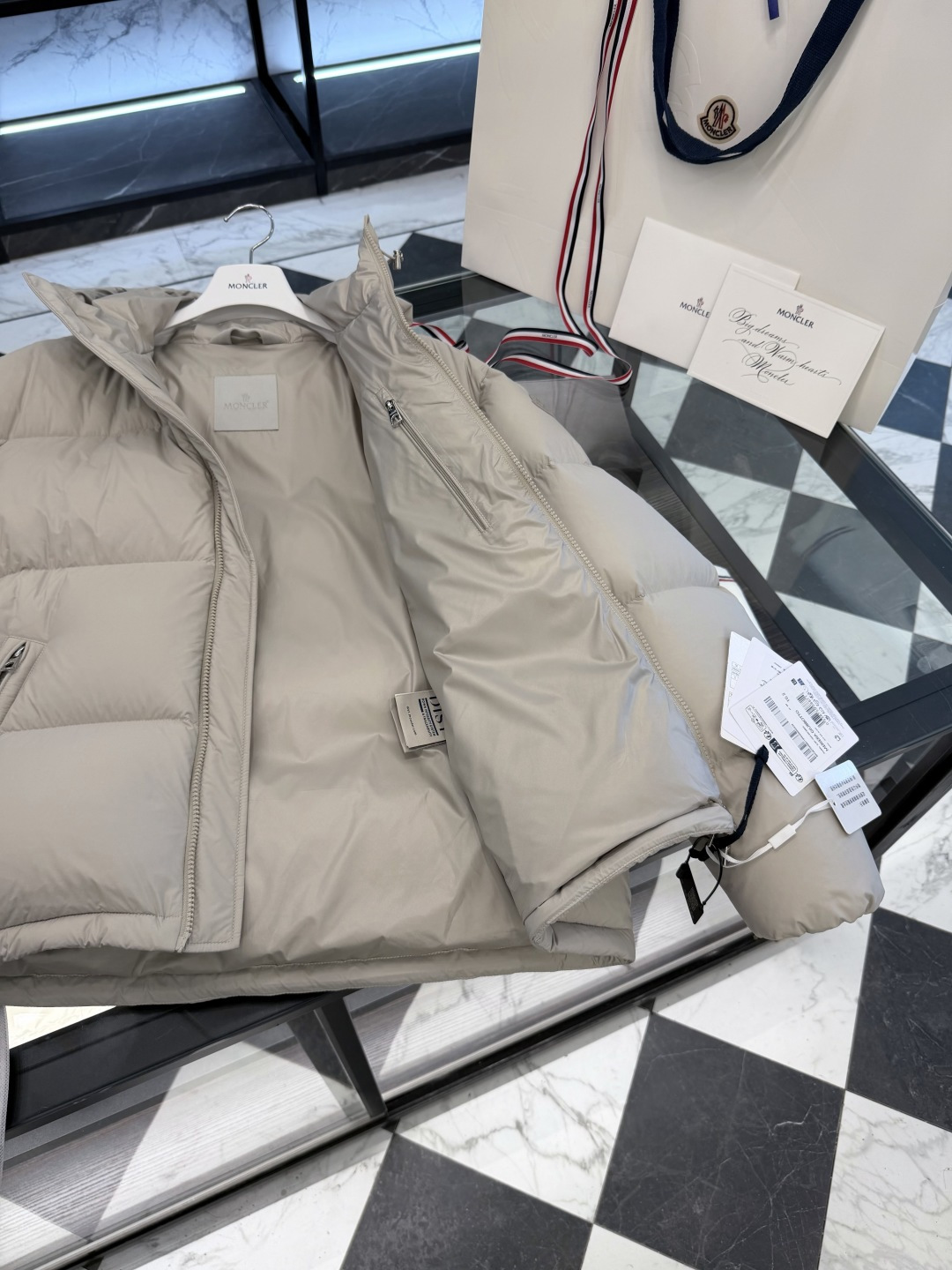 Moncler Meriera男士连帽短款羽绒夹克外套.轻盈而保暖.填充超级饱满.更多细节实拍.