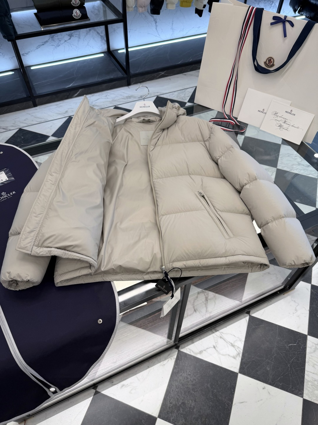 Moncler Meriera男士连帽短款羽绒夹克外套.轻盈而保暖.填充超级饱满.更多细节实拍.