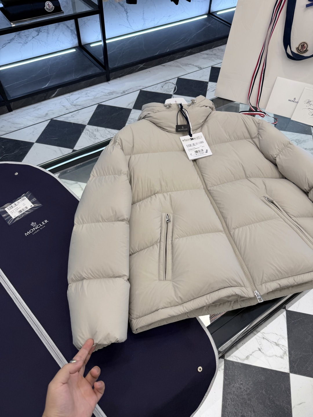 Moncler Meriera男士连帽短款羽绒夹克外套.轻盈而保暖.填充超级饱满.更多细节实拍.