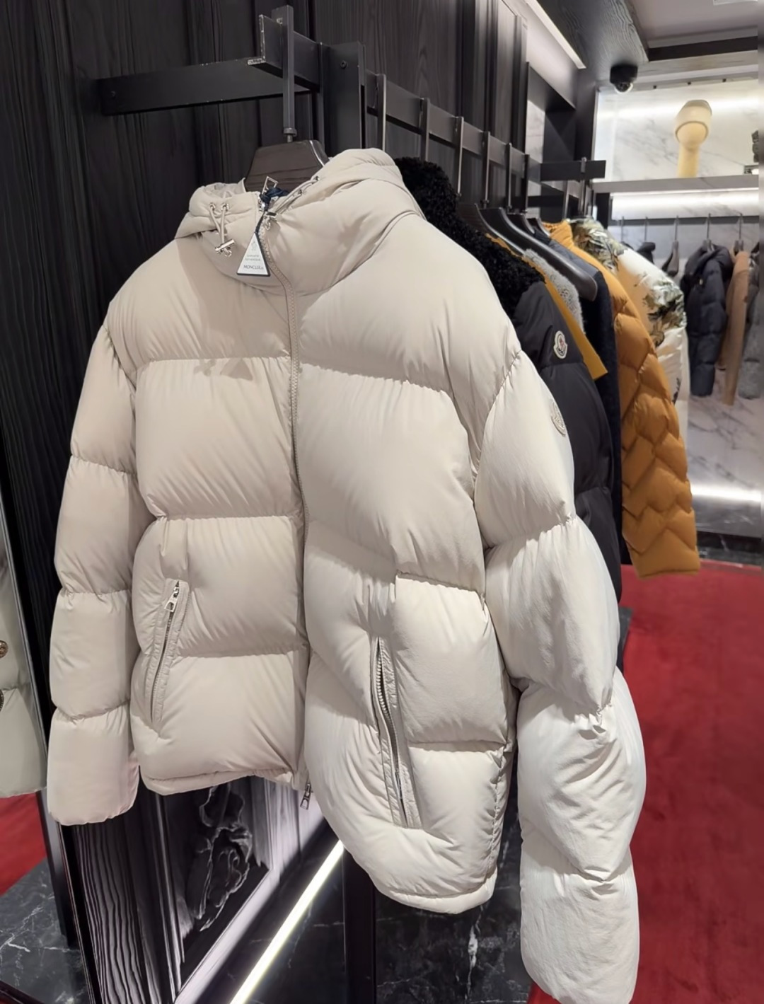 Moncler Meriera男士连帽短款羽绒夹克外套.轻盈而保暖.填充超级饱满.柜台实拍参考.