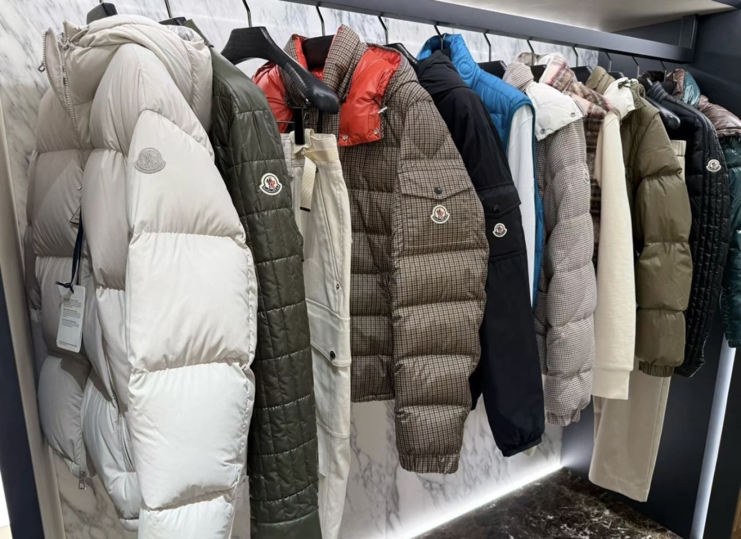 Moncler Meriera男士连帽短款羽绒夹克外套.轻盈而保暖.填充超级饱满.柜台实拍参考.