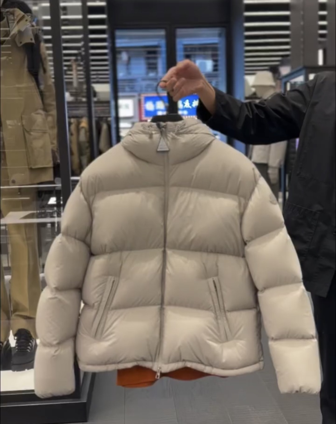 Moncler Meriera男士连帽短款羽绒夹克外套.轻盈而保暖.填充超级饱满.柜台实拍参考.