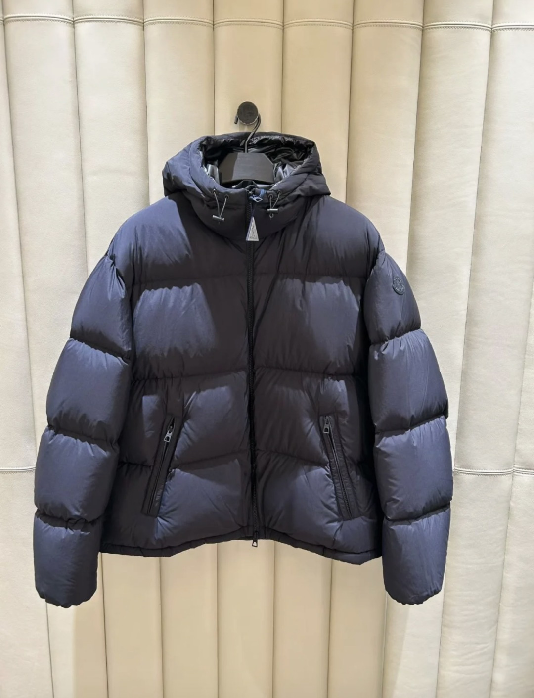 Moncler Meriera男士连帽短款羽绒夹克外套.轻盈而保暖.填充超级饱满.柜台实拍参考.