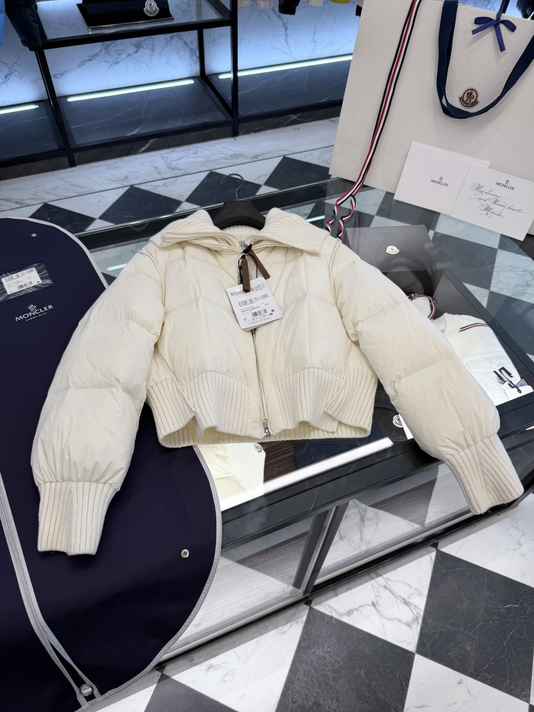 NO:660572,Moncler Jadeite women's patchwork fake two-piece short down jacket. Original matching hardware. Hand-embroidered logo. More details real shot., Meng Mouth-clothing, Moncler, down jacket,  19860909Moncler Jadeite女士拼接假二件短款羽绒服.原厂配套五金.手工绣标.更多细节实拍.,蒙口-服装,Moncler,down jacket, ,Women's clothing