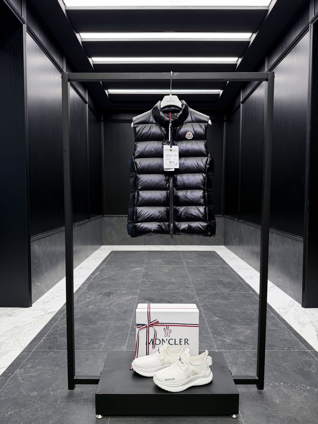 NO:660580,Down vest Moncler Ghany (2025 latest special revised version) Ace classic women's light down vest. Premium goose down filling original replacement fabric original factory matching hardware. The tag barcode model number is complete and consistent with the official website. The tag has built-in NFC electronic induction anti-counterfeiting. Supports multiple anti-counterfeiting verifications.  Comes standard with a full set of counter gift box packaging. (original airplane box, original shopping bag, original dust-proof grass, original hanger, original thank you card, original ribbon, upgraded original oversized magnetic gift box.) Ghany women's down vest is a classic item of Moncler, inspired by the iconic archive silhouette of the 1980s. Made of nylon laqué fabric, it can be worn in city life during the season change, or worn with a jacket in the cold season to create a complete look. Details Made of nylon laqué fabric  Nylon laqué lining Filled down and checkered quilting Zip closure Side seam pockets with hidden zipper closure Size: 1-5. Matte black/black/white Fairy fit, muzzle-clothing,Moncler,jackets & coats,down jacket, 19860909羽绒马甲Moncler Ghany(2025最新特级修正版本)王牌经典女士轻薄羽绒马甲. 特级鹅绒填充原厂替换面料原厂配套五金.吊牌条码款号齐全,对应官网一致.吊牌内置 NFC电子感应防伪.支持多重防伪验证. 标配全套柜台礼盒包装.（原版飞机盒,原版购物袋,原版防尘草,原版衣架,原版感谢卡,原版丝带,升级原版超大磁吸礼盒.） Ghany女士羽绒马甲是Moncler的经典单品,灵感源于80年代的标志性典藏廓形.采用nylon laqué面料制成,可在换季时节在城市生活中穿着,或在寒冷季节外搭夹克打造完整造型. 详情 采用nylon laqué面料制成 Nylon laqué衬里 填充羽绒和方格块绗缝 拉链开合 侧面接缝袋设有隐藏式拉链开合 Size: 1-5. 哑光黑/黑色/白色 仙女款,蒙口-服装,Moncler,jackets & coats,down jacket, ,Women's clothing