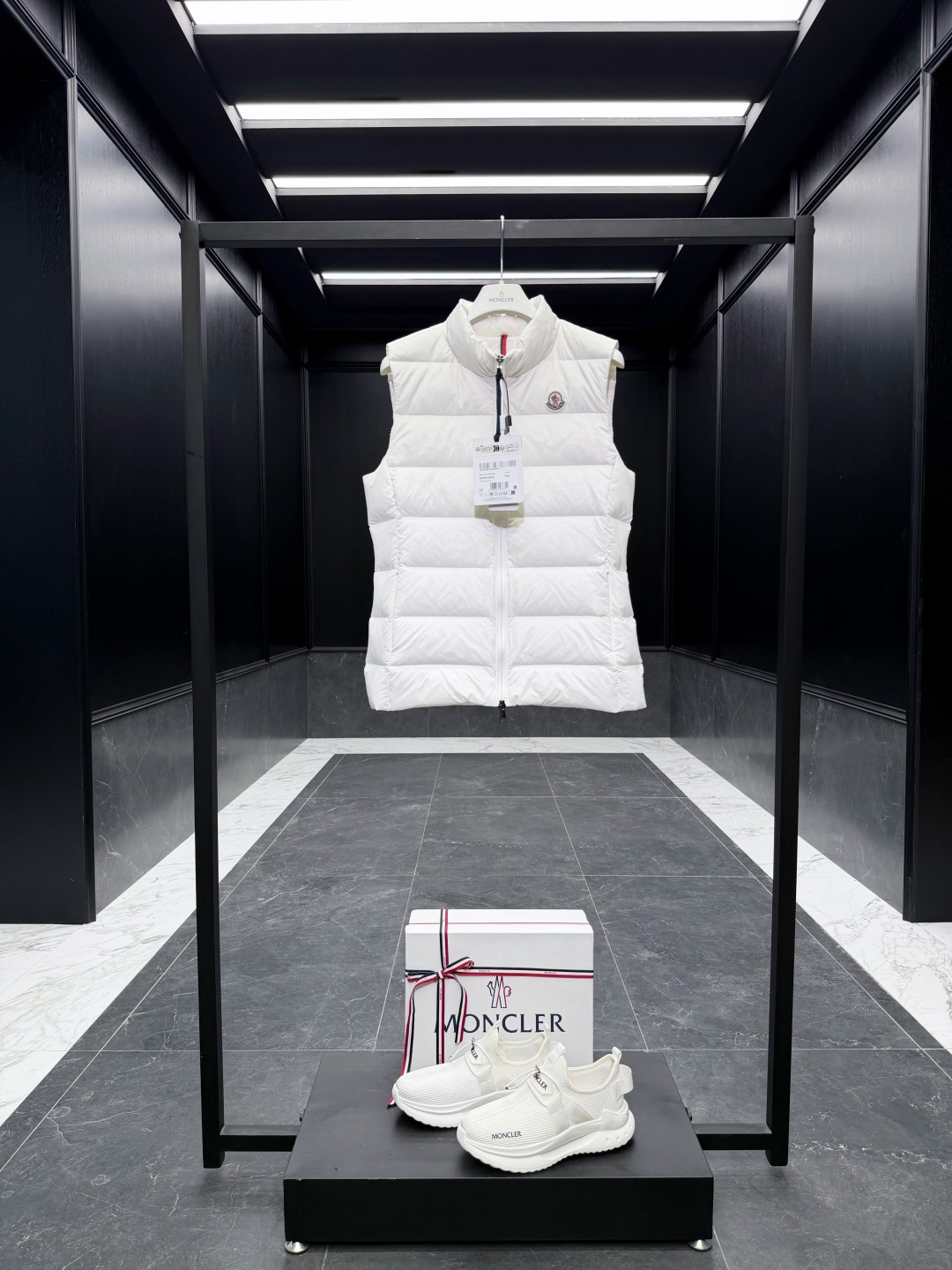 NO:660584,Down Vest Moncler Ghany (Matte Matte) Ace Classic Women's Lightweight Down Vest. Premium goose down filled original replacement fabric and original matching hardware. The tag bar code is complete and consistent with the official website. The tag has built-in NFC electronic induction anti-counterfeiting. Supports multiple anti-counterfeiting verifications. Comes standard with a full set of counter gift box packaging. (original airplane box, original shopping bag, original dust-proof grass, original hanger, original thank you card, original ribbon, upgraded original oversized magnetic gift box.)  The Ghany women's down vest is a Moncler classic, inspired by iconic archival silhouettes from the 1980s. Made from nylon laqué, it can be worn in the city during the transitional seasons, or layered over a jacket for a complete look in the colder months. Details Made of nylon laqué Nylon laqué lining Down filling and checkered quilting Zip closure Side seam pockets with hidden zip closure Size: 1-5.  Matte black/black/white fairy style, hooded clothing, Moncler, jackets & coats, down jacket,  19860909羽绒马甲Moncler Ghany(哑光雾面)王牌经典女士轻薄羽绒马甲. 特级鹅绒填充原厂替换面料原厂配套五金.吊牌条码款号齐全,对应官网一致.吊牌内置 NFC电子感应防伪.支持多重防伪验证. 标配全套柜台礼盒包装.（原版飞机盒,原版购物袋,原版防尘草,原版衣架,原版感谢卡,原版丝带,升级原版超大磁吸礼盒.） Ghany女士羽绒马甲是Moncler的经典单品,灵感源于80年代的标志性典藏廓形.采用nylon laqué面料制成,可在换季时节在城市生活中穿着,或在寒冷季节外搭夹克打造完整造型. 详情 采用nylon laqué面料制成 Nylon laqué衬里 填充羽绒和方格块绗缝 拉链开合 侧面接缝袋设有隐藏式拉链开合 Size: 1-5. 哑光黑/黑色/白色 仙女款,蒙口-服装,Moncler,jackets & coats,down jacket, ,Women's clothing