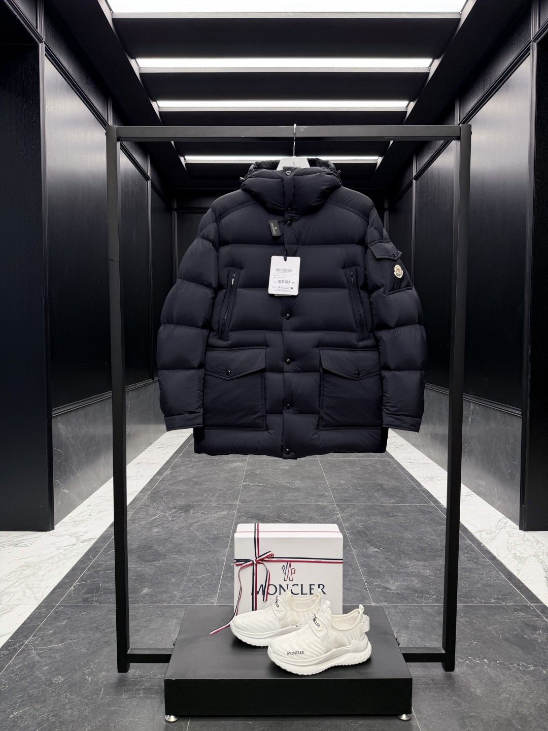 NO:660565,Special down Moncler [thick and warm] Bretagne (ace channel premium) men's hooded mid-length down jacket. A must-have item if you control the fabric. Ultra-light/super-soft/super-fluffy/super-fine/extremely lightweight and warm. The tag barcodes are complete and consistent with the official website. The tag has built-in NFC electronic sensor anti-counterfeiting. It supports multiple anti-counterfeiting verifications. The price of the tag is 22,300. All barcodes are complete.  Comes standard with a full set of counter gift box packaging. (original airplane box, original shopping bag, original dust-proof grass, original hanger, original thank you card, original ribbon, upgraded original oversized magnetic gift box.) Bretagne men's short down jacket is made of functional nylon fabric with a comfortable silhouette that can withstand wind and rain. Product details Bretagne short jacket reinterprets the iconic fabric and presents an exquisite matte effect. This down jacket is made of lightweight longue  Made of saison functional fabric. With wide pockets and protective hood, it is a practical design. Details Made of longue saison fabric Longue saison lining Filled with down Adjustable hood Zipper and snap closure Zipper closure chest pockets Patch pockets with snap snaps Sleeve pockets with snap snaps Zippered interior pockets Drawstring waistband Adjustable cuffs Size1-5,Moncler,jackets & coats,jackets & coats,down  jacket,hats, 19860909特级羽绒Moncler【加厚保暖】Bretagne(王牌渠道臻品)男士连帽中长羽绒夹克外套.面料控必入单品.超轻/超软/超蓬松/超细腻/极致轻便保暖. 吊牌条码款号齐全,对应官网一致.吊牌内置NFC电子感应防伪.支持多重防伪验证.吊牌价格22300.所有条码全部齐全. 标配全套柜台礼盒包装.（原版飞机盒,原版购物袋,原版防尘草,原版衣架,原版感谢卡,原版丝带,升级原版超大磁吸礼盒.） Bretagne男士短款羽绒夹克采用功能性尼龙面料制成,具有舒适廓形,可抵御风雨侵袭. 商品详情 Bretagne短款夹克重新诠释标志性面料,呈现精美的哑光效果.这款羽绒服采用轻盈的longue saison功能性面料制成.搭配宽大口袋和防护兜帽,尽显实用设计. 细节 采用longue saison面料制成 Longue saison衬里 填充羽绒 可调节兜帽 拉链和按扣开合 拉链开合胸部口袋 贴袋设有按扣 衣袖口袋设有按扣 拉链内部口袋 抽绳腰头 可调节袖口 Size1-5,蒙口-服装,Moncler,jackets & coats,jackets & coats,down jacket,hats, ,Women's clothing