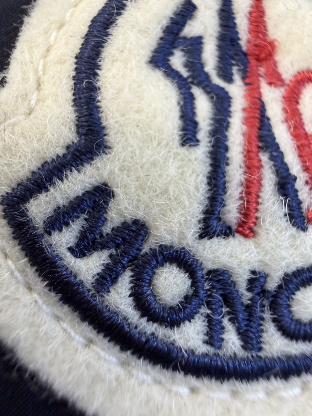 Moncler【加厚保暖】Bretagne(王牌渠道臻品)男士连帽中长羽绒夹克外套.细节感受.所有吊牌条