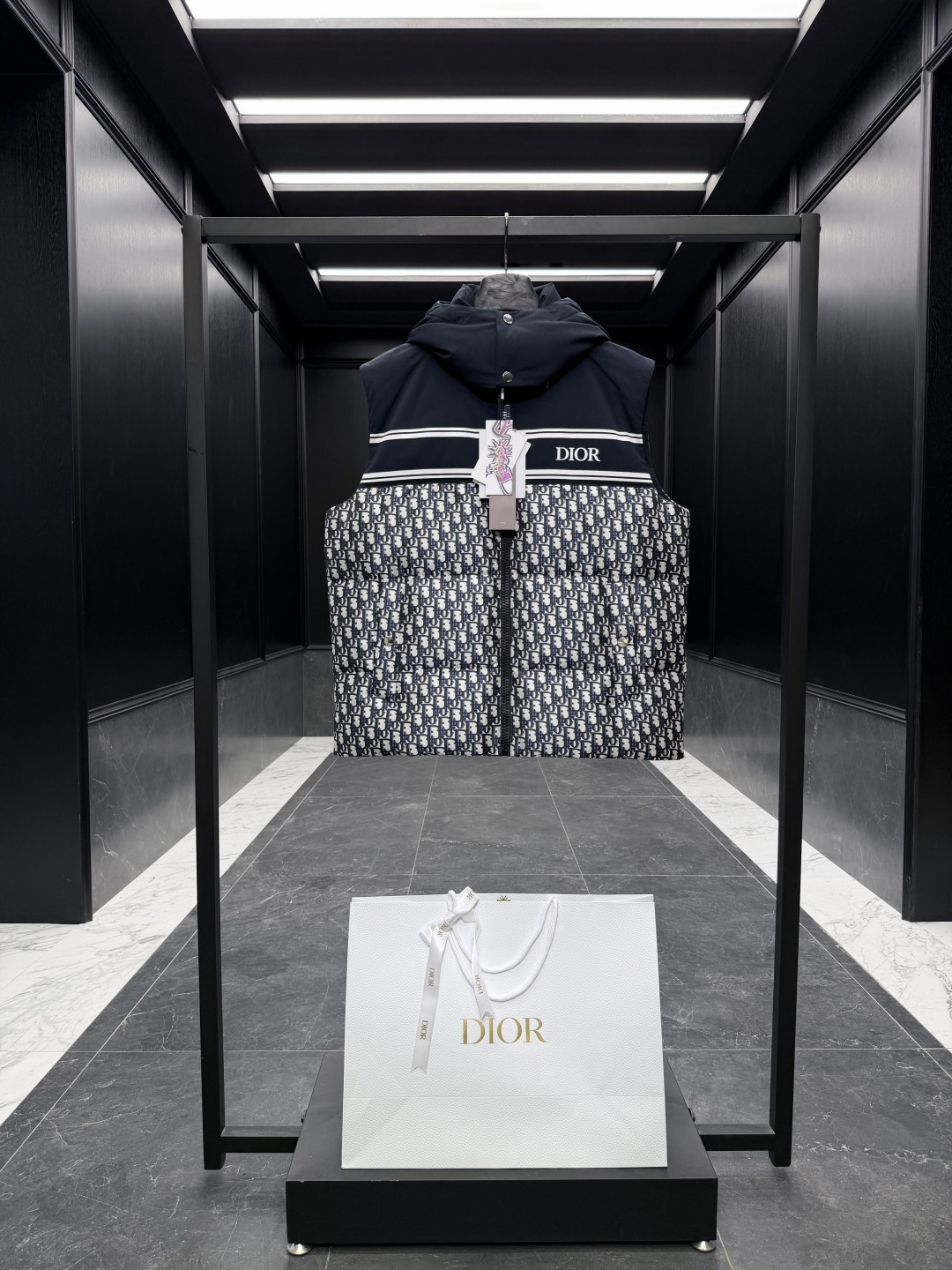 NO:660573,Special down Dior Alps hooded down vest. Detachable hood. Variable stand-up collar vest. Goose down filling. Original matching hardware. Quilted taffeta technical fabric with blue Oblique print and hooded removable design. Lining with classic Oblique classic jacquard. Comes with standard suit storage bag, oversized handbag at the counter, original hanger, airplane box, and a complete set of hanging gift boxes for home delivery. Product information This vest is from DiorAlps  A limited-edition collection that reinterprets winter sportswear and embodies the spirit of Dior Haute Couture. Crafted from gray and blue quilted taffeta technical fabric with Oblique print and Christian Dior logo on the front. Features practical snap pockets that can be worn with other items from the DiorAlps limited collection for an elegant and practical look. Christian Dior logo on the front Front zip closure Lined with Oblique jacquard Removable hood  Filling 95 goose down filling Main body polyester fiber, lining polyester fiber Made in Italy Size48-56 (M-3XL) couple style, Dior-clothing, dior, dior, loro piana, down jacket, business suit, hats,  19860909特级羽绒Dior Alps连帽羽绒羽绒马甲背心.连帽可脱卸.可变立领马甲.鹅绒填充.原厂配套五金. 绗缝塔夫绸科技面料蓝色Oblique印花搭配连帽可脱卸设计.内衬搭配经典Oblique经典提花. 标配西装收纳袋,柜台超大手提袋,原版衣架,飞机盒,全套挂装礼盒到家. 产品信息 这款背心来自 DiorAlps 限定系列,重新诠释冬季运动单品,彰显 Dior 高订精神.采用灰色和蓝色绗缝塔夫绸科技面料精心制作,饰以 Oblique 印花,正面点缀以 Christian Dior 标志.设有实用的按扣口袋,可与 DiorAlps 限定系列的其他单品搭配穿着,打造优雅实用的造型. 正面饰以 Christian Dior 标志 正面拉链开合 内衬饰以Oblique提花内衬 连帽可脱卸设计 填充物95鹅绒填充 主体聚酯纤维,里料 聚酯纤维 意大利制造 Size48-56（M-3XL）情侣款,迪奥-服装,dior,dior,loro piana,down jacket,business suit,hats, ,Women's clothing