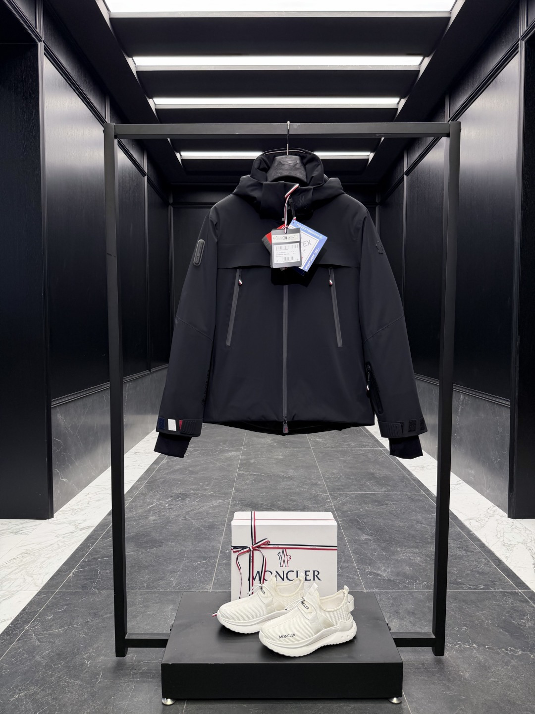 NO:660588,Special down Moncler [outdoor equipment] Balmhorn GORE-TEX men's hooded down ski jacket. Removable hood. Variable stand-up collar jacket. Super soft GORE-TEX three-proof fabric. Goose down filling. Equipped with Recco search and rescue device. Secondary heat-sealed seams. The tag bar code is complete and consistent with the official website. The tag has built-in NFC electronic induction anti-counterfeiting. Supports multiple anti-counterfeiting verifications.  Comes standard with a full set of counter gift box packaging. (Original airplane box, original shopping bag, original dust-proof grass, original hanger, original thank you card, original ribbon, upgraded original oversized magnetic gift box.) Moncler Grenoble Balmhorn men's short down jacket is made of GORE-TEX laminated fabric, which is permeable and functional, and is specially designed for skiing. Product details  Balmhorn cropped down jacket is made from functional GORE-TEX laminate fabric and designed for skiing and snowboarding. Hooded style with heat-sealed seams, snow skirt and functional zippers for added warmth. In the event of an avalanche or getting lost outdoors, built-in RECCO reflectors aid rescue teams in their search. Details Designed for skiing and snowboarding Made from double-layered flat-woven GORE-TEX fabric Stretch polyester lining  Down filling and down-effect lining Heat-sealed seams Removable adjustable hood with brim YKK AquaGuard functional zip closure YKK AquaGuard functional zipper pocket  coats,down jacket,hats, 19860909特级羽绒Moncler【户外装备】Balmhorn GORE-TEX男士连帽羽绒滑雪夹克外套.连帽可脱卸.可变立领夹克.超软GORE-TEX三防面料.鹅绒填充.配有Recco搜救器.二次热封接缝. 吊牌条码款号齐全,对应官网一致.吊牌内置 NFC电子感应防伪.支持多重防伪验证. 标配全套柜台礼盒包装.（原版飞机盒,原版购物袋,原版防尘草,原版衣架,原版感谢卡,原版丝带,升级原版超大磁吸礼盒.） Moncler Grenoble Balmhorn男士短款羽绒夹克采用GORE-TEX层压面料制成,具有通透性和功能性,专为滑雪设计. 商品详情 Balmhorn短款羽绒夹克采用功能性GORE-TEX层压面料制成,专为滑雪和单板滑雪设计.连帽款式,搭配热封接缝、雪裙和功能性拉链,提升保暖效果.在发生雪崩或在户外迷路时,内置的RECCO反射器能在营救团队搜索时提供帮助. 细节 专为滑雪和单板滑雪设计 采用双层平织GORE-TEX面料制成 弹性聚酯纤维衬里 羽绒填充和羽绒效果加衬 热封接缝 可拆卸可调节兜帽,配有帽檐 YKK AquaGuard功能性拉链开合 YKK AquaGuard功能性拉链口袋 YKK AquaGuard功能性拉链内部电子设备口袋 滑雪通行证口袋 雪裙 RECCO反射器 可调节袖口 弹性平纹针织护腕 粘合标识细节 Size1-5,蒙口-服装,balmain,Moncler,skirts,jackets & coats,jackets & coats,down jacket,hats, ,Women's clothing