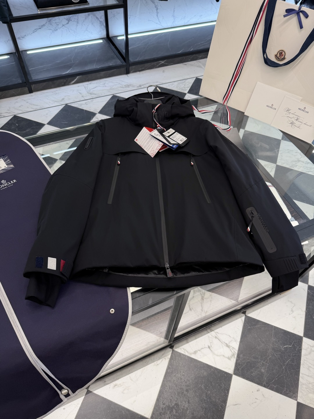 NO:660589,Moncler Balmhorn GORE-TEX men's hooded down ski jacket. The hood is removable. Variable stand-up collar jacket. More details in real shots., Mengkou-clothing, balmain, Moncler, jackets & coats, jackets & coats, down jacket, hats,  19860909Moncler Balmhorn GORE-TEX男士连帽羽绒滑雪夹克外套.连帽可脱卸.可变立领夹克.更多细节实拍.,蒙口-服装,balmain,Moncler,jackets & coats,jackets & coats,down jacket,hats, ,Women's clothing