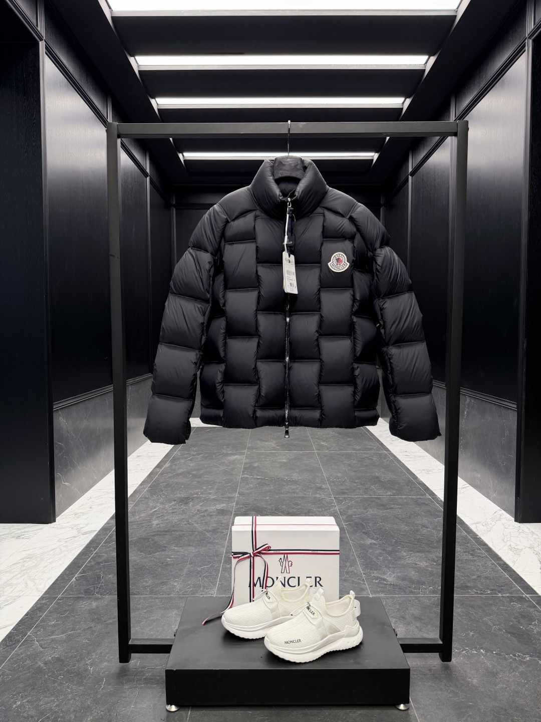 NO:649225,Special down Moncler  Comes standard with a full set of counter gift box packaging. (original airplane box, original shopping bag, original dust-proof grass, original hanger, original thank you card, original ribbon, upgraded original oversized magnetic gift box.) This down is a unisex item from the Moncler  Created in collaboration with Christopher Raxxy. This down jacket is inspired by a spiral staircase, with decorative elements that represent the winding steps of destiny. Details Made of lightweight ripstop fabric Fine ripstop fabric lining Zipper opening and hidden pockets Windproof placket Zipper closure Quilted patch, filled with down Co-branded felt logo patch Size: 1-5 Black/Green/Cream Couple D00950,,jackets & coats,down  jacket,alexander wang19860909特级羽绒Moncler x Christopher Raxxy 明星同款 男女款3D绗缝拉链羽绒外套.特级鹅绒填充原厂替换面料原厂配套五金. 吊牌条码款号齐全,对应官网一致.吊牌内置NFC电子感应防伪.支持多重防伪验证. 标配全套柜台礼盒包装.（原版飞机盒,原版购物袋,原版防尘草,原版衣架,原版感谢卡,原版丝带,升级原版超大磁吸礼盒.） 这款羽绒是Moncler xChristopher Raxxy系列的男女同款单品,装饰元素传达了梦想阶梯的设计理念. 演员周雨彤、王安宇倾情演绎“梦幻楼梯”设计理念. 这款立体绗缝羽绒外套采用轻质抗撕裂面料制成,由品牌携手 Christopher Raxxy合作打造.此款羽绒外套设计源自螺旋楼梯,其装饰元素代表着蜿蜒曲折的命运台阶. 详情 采用轻质抗撕裂面料制成 细密抗撕裂面料衬里 拉链开和 隐藏式口袋 防风门襟 拉链开合 绗缝贴片,填充羽绒 联名毛毡标识贴片 Size : 1-5 黑色/绿色/奶白 情侣款 D00950,,jackets & coats,down jacket,alexander wang,Men's clothing