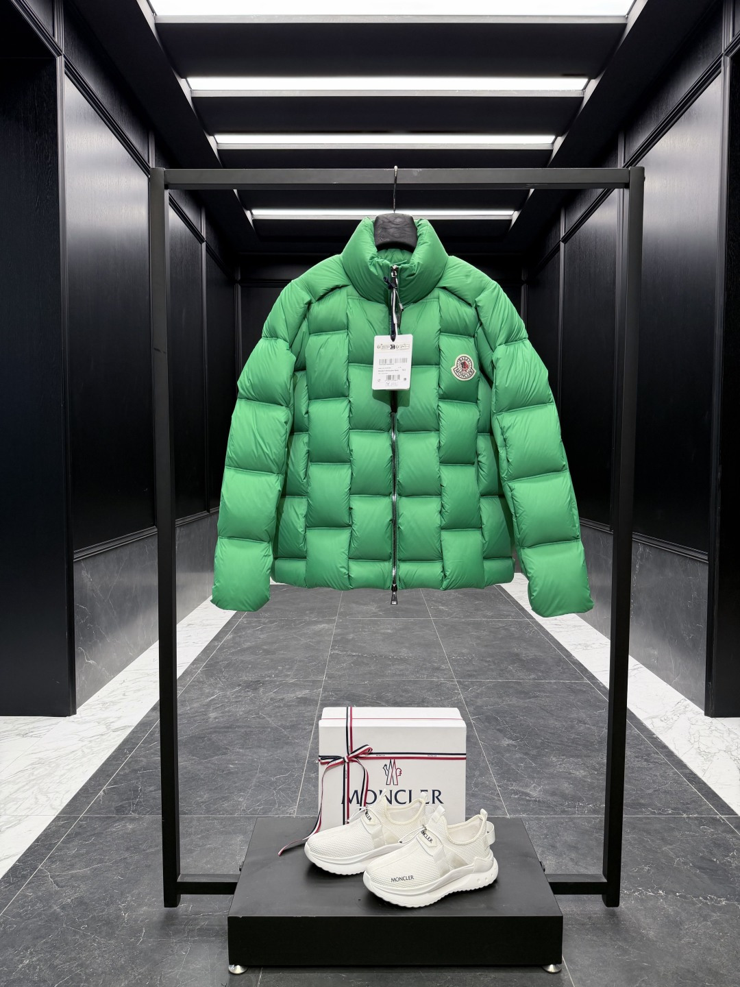 NO:649238,Special down Moncler  Comes standard with a full set of counter gift box packaging. (original airplane box, original shopping bag, original dust-proof grass, original hanger, original thank you card, original ribbon, upgraded original oversized magnetic gift box.) This down is a unisex item from the Moncler  Created in collaboration with Christopher Raxxy. This down jacket is inspired by a spiral staircase, with decorative elements that represent the winding steps of destiny. Details Made of lightweight ripstop fabric Fine ripstop fabric lining Zipper opening and hidden pockets Windproof placket Zipper closure Quilted patch, filled with down Co-branded felt logo patch Size: 1-5 Black/Green/Cream Couple D00950,,jackets & coats,down  jacket,alexander wang19860909特级羽绒Moncler x Christopher Raxxy 明星同款 男女款3D绗缝拉链羽绒外套.特级鹅绒填充原厂替换面料原厂配套五金. 吊牌条码款号齐全,对应官网一致.吊牌内置NFC电子感应防伪.支持多重防伪验证. 标配全套柜台礼盒包装.（原版飞机盒,原版购物袋,原版防尘草,原版衣架,原版感谢卡,原版丝带,升级原版超大磁吸礼盒.） 这款羽绒是Moncler xChristopher Raxxy系列的男女同款单品,装饰元素传达了梦想阶梯的设计理念. 演员周雨彤、王安宇倾情演绎“梦幻楼梯”设计理念. 这款立体绗缝羽绒外套采用轻质抗撕裂面料制成,由品牌携手 Christopher Raxxy合作打造.此款羽绒外套设计源自螺旋楼梯,其装饰元素代表着蜿蜒曲折的命运台阶. 详情 采用轻质抗撕裂面料制成 细密抗撕裂面料衬里 拉链开和 隐藏式口袋 防风门襟 拉链开合 绗缝贴片,填充羽绒 联名毛毡标识贴片 Size : 1-5 黑色/绿色/奶白 情侣款 D00950,,jackets & coats,down jacket,alexander wang,Men's clothing