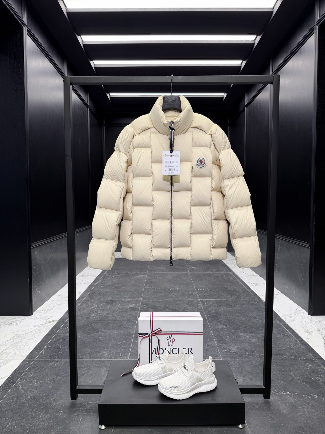 NO:649251,Special down Moncler  Comes standard with a full set of counter gift box packaging. (original airplane box, original shopping bag, original dust-proof grass, original hanger, original thank you card, original ribbon, upgraded original oversized magnetic gift box.) This down is a unisex item from the Moncler  Created in collaboration with Christopher Raxxy. This down jacket is inspired by a spiral staircase, with decorative elements that represent the winding steps of destiny. Details Made of lightweight ripstop fabric Fine ripstop fabric lining Zipper opening and hidden pockets Windproof placket Zipper closure Quilted patch, filled with down Co-branded felt logo patch Size: 1-5 Black/Green/Cream Couple D00950,,jackets & coats,down  jacket,alexander wang19860909特级羽绒Moncler x Christopher Raxxy 明星同款 男女款3D绗缝拉链羽绒外套.特级鹅绒填充原厂替换面料原厂配套五金. 吊牌条码款号齐全,对应官网一致.吊牌内置NFC电子感应防伪.支持多重防伪验证. 标配全套柜台礼盒包装.（原版飞机盒,原版购物袋,原版防尘草,原版衣架,原版感谢卡,原版丝带,升级原版超大磁吸礼盒.） 这款羽绒是Moncler xChristopher Raxxy系列的男女同款单品,装饰元素传达了梦想阶梯的设计理念. 演员周雨彤、王安宇倾情演绎“梦幻楼梯”设计理念. 这款立体绗缝羽绒外套采用轻质抗撕裂面料制成,由品牌携手 Christopher Raxxy合作打造.此款羽绒外套设计源自螺旋楼梯,其装饰元素代表着蜿蜒曲折的命运台阶. 详情 采用轻质抗撕裂面料制成 细密抗撕裂面料衬里 拉链开和 隐藏式口袋 防风门襟 拉链开合 绗缝贴片,填充羽绒 联名毛毡标识贴片 Size : 1-5 黑色/绿色/奶白 情侣款 D00950,,jackets & coats,down jacket,alexander wang,Men's clothing