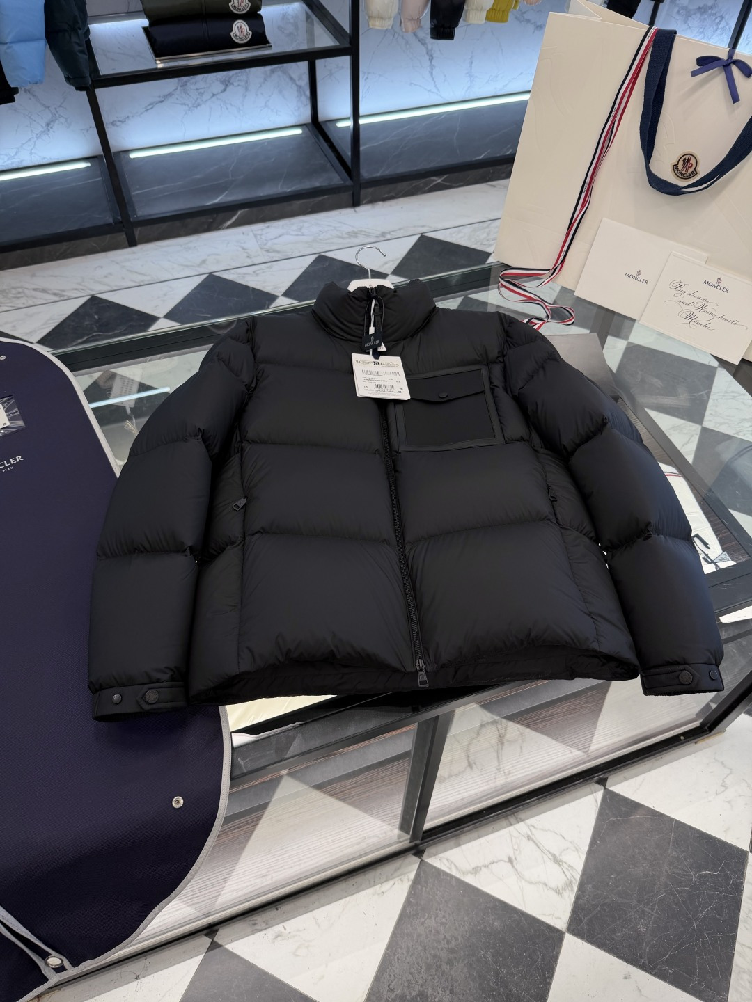 NO:649202,Moncler Chinon men's square quilted short velvet jacket. More details real shot.,,jackets & coats,jackets & coats,alexander wang19860909Moncler Chinon男士方形绗缝短款绒夹克外套.更多细节实拍.,,jackets & coats,jackets & coats,alexander wang,Men's clothing