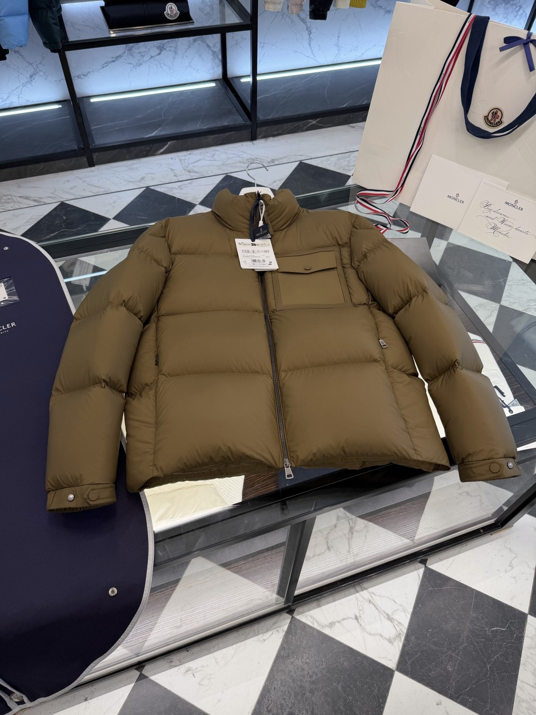 NO:649218,Moncler Chinon men's square quilted short velvet jacket. More details real shot.,,jackets & coats,jackets & coats,alexander wang19860909Moncler Chinon男士方形绗缝短款绒夹克外套.更多细节实拍.,,jackets & coats,jackets & coats,alexander wang,Men's clothing