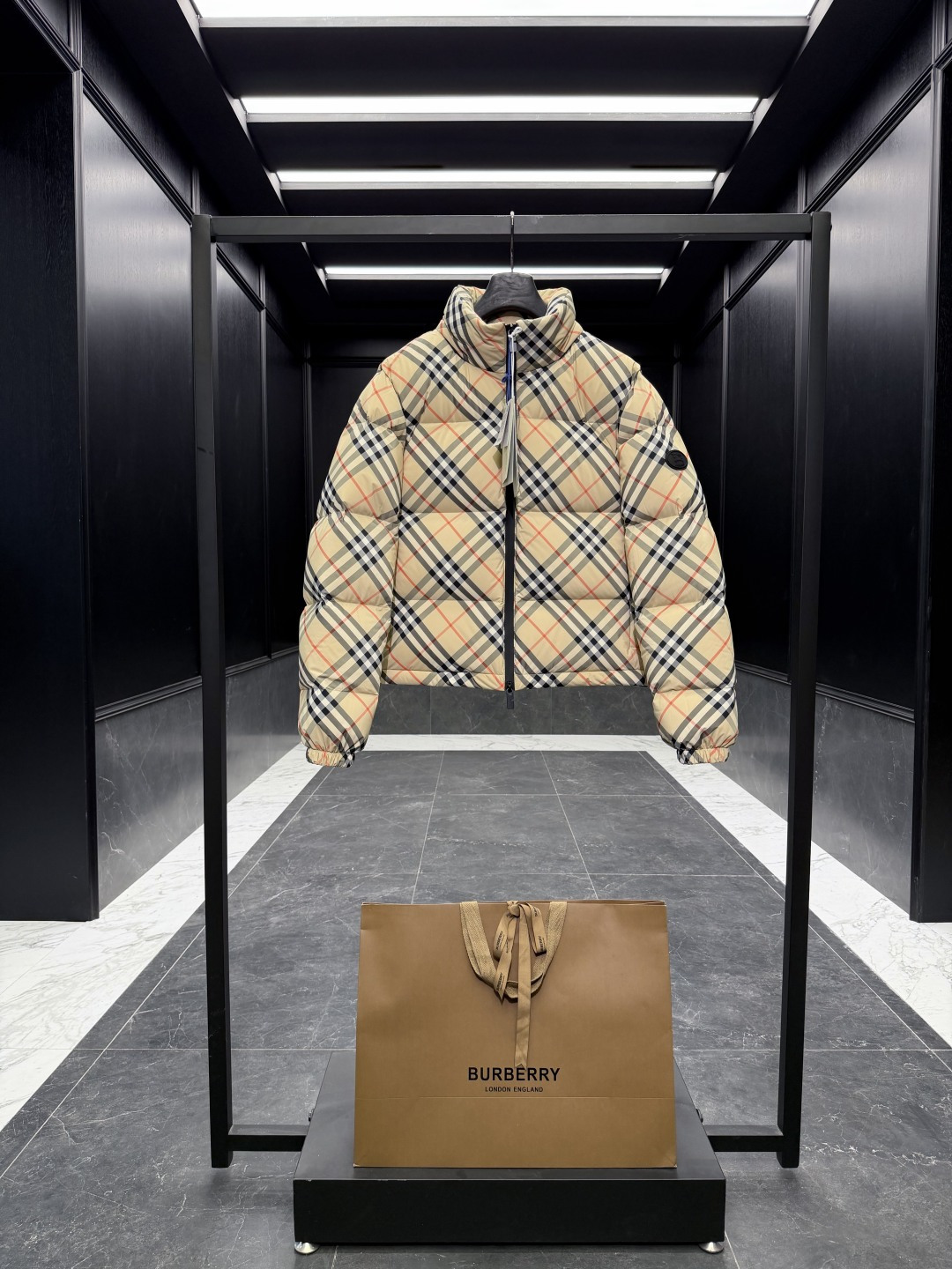 NO:660586,Special down BURBERRY3455/Burberry 2025 new classic plaid Ambleside women's short down jacket. Original purchase and development. Goose down filling. Laser grid alignment. Complete three-label anti-counterfeiting. Original replacement fabric and original matching hardware. Standard suit storage bag, oversized handbag at the counter, solid wood hanger, airplane box, and a full set of hanging gift boxes at home. Product description  Regular fit, standard size, please choose your normal size. Down jacket, decorated with Burberry plaid. Embellished with B-shaped zipper puller, presenting a regular fit. Comes with a portable hood, integrated with knight's seal appliqué, from the brand archives in the 1980s. - Two-way zipper closure - Portable drawstring hood - Side zipper pockets; Internal zipper pocket - Elastic cuffs - Drawstring hem -  EKD silicone plaques on sleeves - Dust bag included - Machine washable Fabrics and care - Polyester outer shell - Polyamide lining - Hooded polyester - Filled with goose down, down; 90% down content - Polyester filled SizeS-XL Fairy style, Burberry - Clothing, burberry, down jacket, business suit, hats,  19860909特级羽绒BURBERRY3455/博柏利 2025全新经典格纹Ambleside女士短款羽绒服.原版购入开发.鹅绒填充.激光对格对位.三标防伪齐全.原厂替换面料原厂配套五金. 标配西装收纳袋,柜台超大手提袋,实木衣架,飞机盒,全套挂装礼盒到家. 商品描述 常规版型,尺码标准,请选择平时正常尺码. 羽绒服,装饰Burberry格纹.缀以B字型拉链头,呈现常规版型. 搭配便携式连帽,融入骑士印章贴花,源自 1980年代品牌典藏档 案. -双向拉链开合 -便携式抽绳连帽 -侧边拉链口袋；内侧拉链口袋 - 弹性袖口 - 抽绳式衣摆 - 衣袖处点缀马术骑士徽标（EKD）硅胶饰牌 -随附衣物防尘袋 -机洗 面料与保养 -外层聚酯纤维 -内衬聚酰胺 -连帽聚酯纤维 -填充鹅绒,鹅毛；绒子含量90 -填衬聚酯纤维 SizeS-XL 仙女款,博柏利-服装,burberry,down jacket,business suit,hats, ,Women's clothing