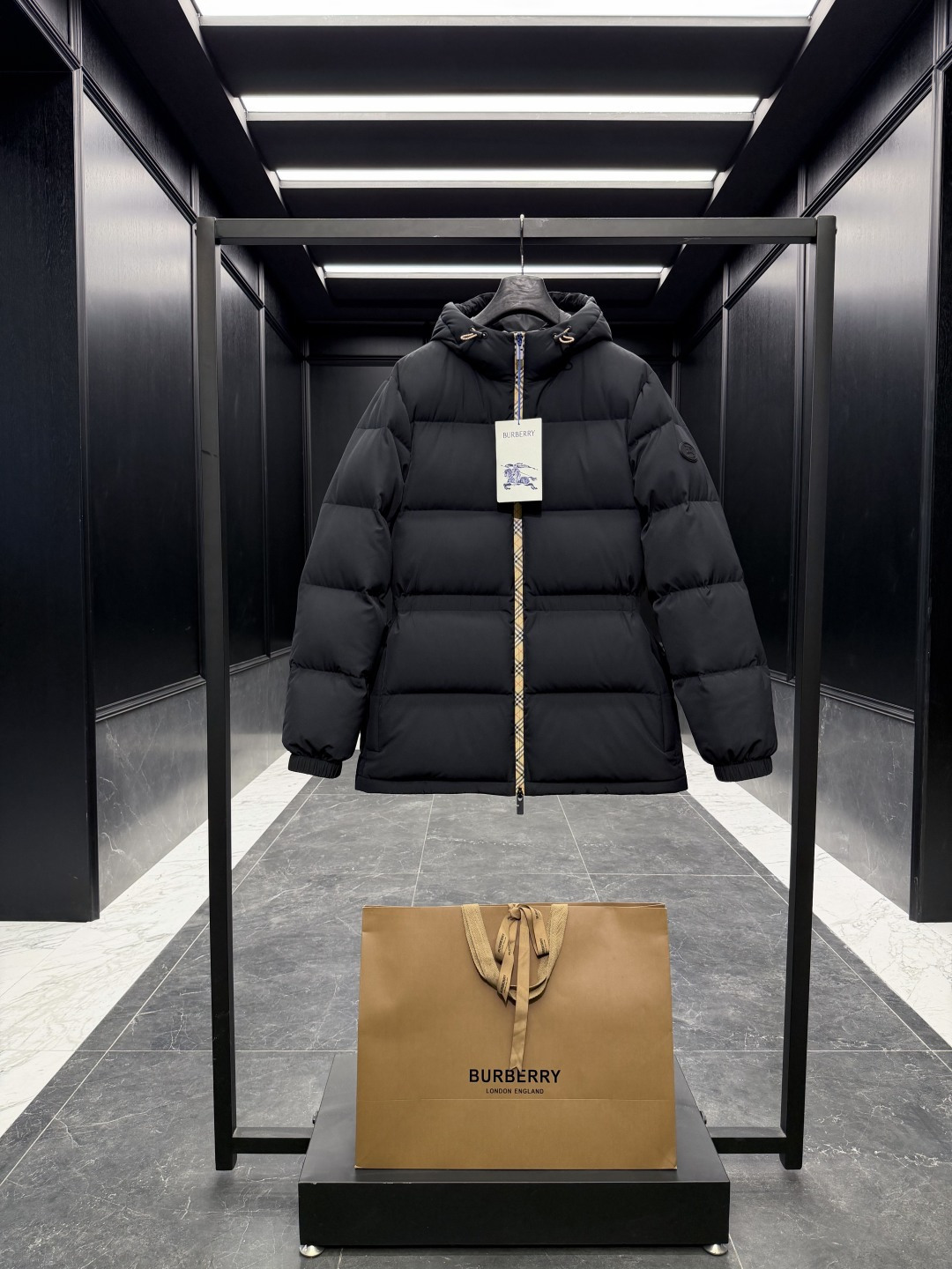 NO:660579,Special down BURBERRY/Burberry 3288 plaid decorated nylon women's hooded down jacket. Built-in hidden adjustable drawstrings. Instantly transform into an ant waist, small waist. The most popular style of the year. Adjust the waist that suits you best. Original two-color purchase and development. Goose down filling. Standard suit storage bag, oversized handbag at the counter, solid wood hanger, airplane box, complete hanging gift box at home. Product description  Regular fit, standard size, please choose your normal size. Hooded down jacket with Burberry plaid decoration. Regular fit, drawstring waist design, adjustable to create various shapes. Decorated with B-shaped zipper puller and knight seal, derived from the archive pattern of the brand bag in the 1980s. - Two-way zipper closure - Drawstring hood and waist - Side zipper pockets, inner zipper pocket - Elastic cuffs -  Equestrian Knight logo (EKD) silicone plaques on sleeves - Machine washable fabric and care - Outer polyester fiber - Lining polyamide - Filled with goose down, goose down; down content 90 - Filled with polyester fiber SizeS-XL Fairy style, Burberry - Clothing, burberry, down jacket, business suit, hats,  19860909特级羽绒BURBERRY/博柏利 3288 格纹装饰尼龙女士连帽羽绒服.内置隐藏可调节束带.秒变蚂蚁腰,小腰精.年度最好穿的王牌爆款.调节出最适合自己的腰身.原版两色购入开发.鹅绒填充. 标配西装收纳袋,柜台超大手提袋,实木衣架,飞机盒,全套挂装礼盒到家. 商品描述 常规版型,尺码标准,请选择平时正常尺码. 连帽羽绒服,融入Burberry 格纹装饰.呈现常规版型,采用抽绳腰部设计,可调节打造多样造型.缀以B字型拉链头和骑士印章,源自1980年代品牌包款的典藏图案. -双向拉链开合 -抽绳式连帽与腰部 -侧边拉链口袋,内侧拉链口袋 - 弹性袖口 - 衣袖处点缀马术骑士徽标（EKD）硅胶饰牌 -机洗 面料与保养 -外层聚酯纤维 -内衬聚酰胺 -填充鹅绒,鹅毛；绒子含量90 -填衬聚酯纤维 SizeS-XL 仙女款,博柏利-服装,burberry,down jacket,business suit,hats, ,Women's clothing