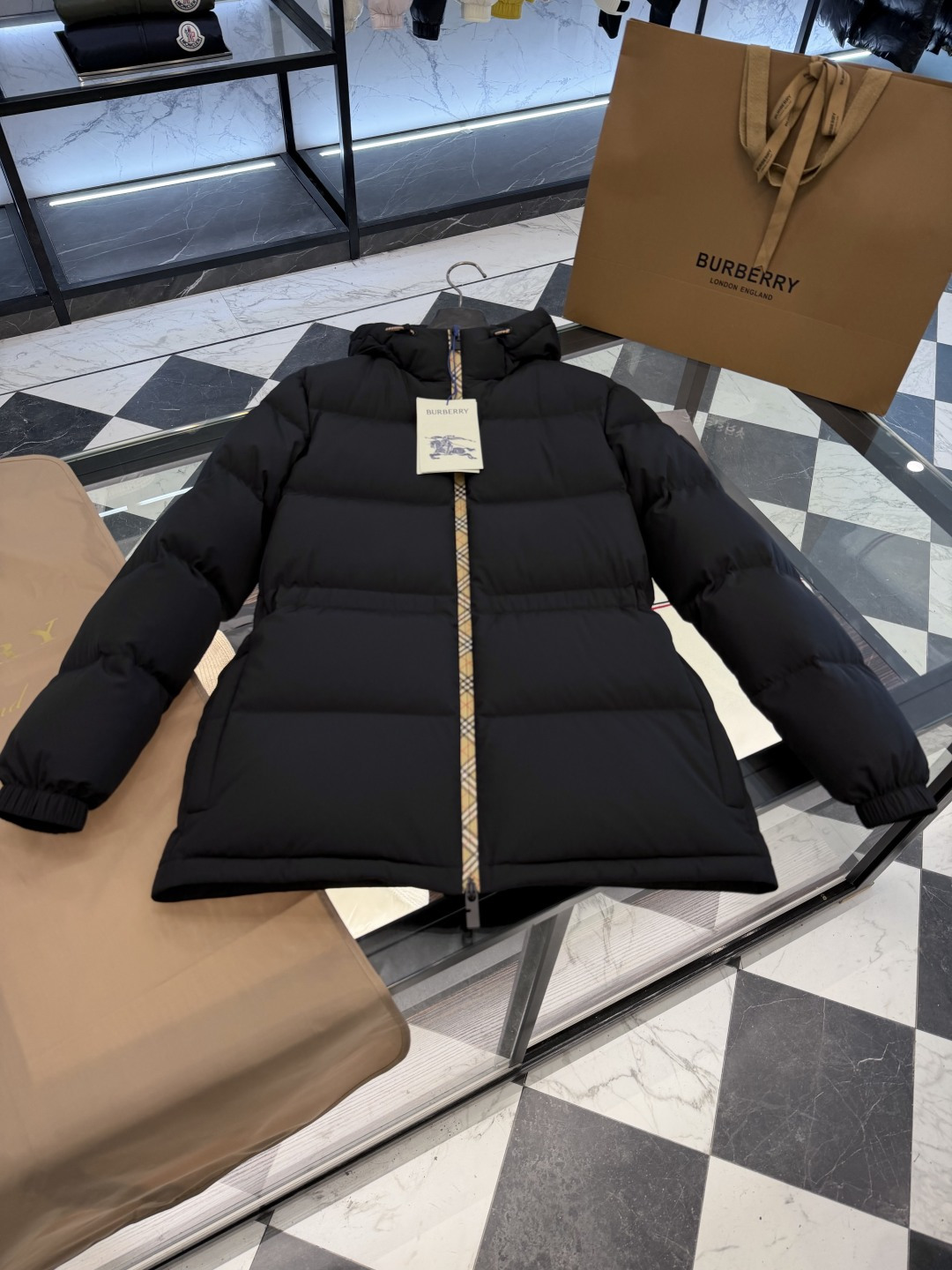 NO:660582,BURBERRY/Burberry plaid decorated nylon women's hooded down jacket. Ant waist/small waist. Adjustable hidden straps at will. Suitable for all body types. More detailed real shots., Burberry - clothing, burberry, down jacket, hats,  19860909BURBERRY/博柏利格纹装饰尼龙女士连帽羽绒服.蚂蚁腰/小腰精.随意调节隐藏束带.适用一切身材.更多细节实拍.,博柏利-服装,burberry,down jacket,hats, ,Women's clothing