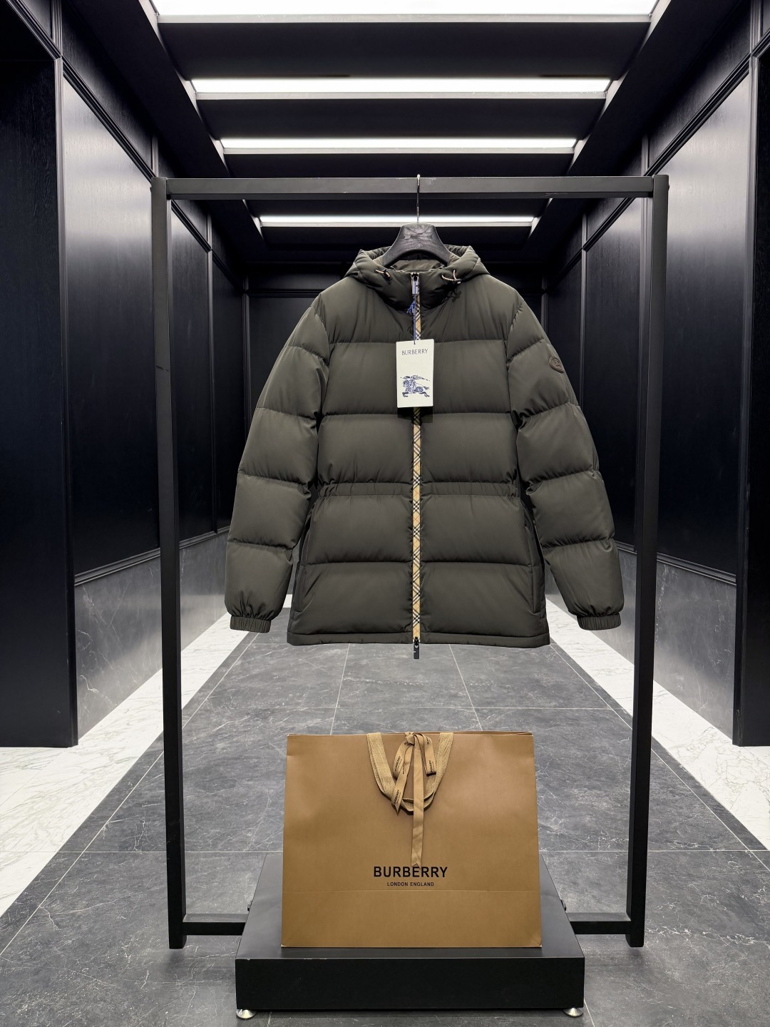 NO:660583,Special down BURBERRY/Burberry 3288 plaid decorated nylon women's hooded down jacket. Built-in hidden adjustable drawstrings. Instantly transform into an ant waist, small waist. The most popular style of the year. Adjust the waist that suits you best. Original two-color purchase and development. Goose down filling. Standard suit storage bag, oversized handbag at the counter, solid wood hanger, airplane box, complete hanging gift box at home. Product description  Regular fit, standard size, please choose your normal size. Hooded down jacket with Burberry plaid decoration. Regular fit, drawstring waist design, adjustable to create various shapes. Decorated with B-shaped zipper puller and knight seal, derived from the archive pattern of the brand bag in the 1980s. - Two-way zipper closure - Drawstring hood and waist - Side zipper pockets, inner zipper pocket - Elastic cuffs -  Equestrian Knight logo (EKD) silicone plaques on sleeves - Machine washable fabric and care - Outer polyester fiber - Lining polyamide - Filled with goose down, goose down; down content 90 - Filled with polyester fiber SizeS-XL Fairy style, Burberry - Clothing, burberry, down jacket, business suit, hats,  19860909特级羽绒BURBERRY/博柏利 3288 格纹装饰尼龙女士连帽羽绒服.内置隐藏可调节束带.秒变蚂蚁腰,小腰精.年度最好穿的王牌爆款.调节出最适合自己的腰身.原版两色购入开发.鹅绒填充. 标配西装收纳袋,柜台超大手提袋,实木衣架,飞机盒,全套挂装礼盒到家. 商品描述 常规版型,尺码标准,请选择平时正常尺码. 连帽羽绒服,融入Burberry 格纹装饰.呈现常规版型,采用抽绳腰部设计,可调节打造多样造型.缀以B字型拉链头和骑士印章,源自1980年代品牌包款的典藏图案. -双向拉链开合 -抽绳式连帽与腰部 -侧边拉链口袋,内侧拉链口袋 - 弹性袖口 - 衣袖处点缀马术骑士徽标（EKD）硅胶饰牌 -机洗 面料与保养 -外层聚酯纤维 -内衬聚酰胺 -填充鹅绒,鹅毛；绒子含量90 -填衬聚酯纤维 SizeS-XL 仙女款,博柏利-服装,burberry,down jacket,business suit,hats, ,Women's clothing