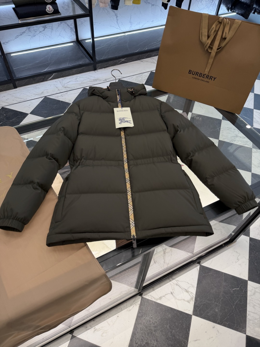 NO:660585,BURBERRY/Burberry plaid decorated nylon women's hooded down jacket. Ant waist/small waist. Adjustable hidden straps at will. Suitable for all body types. More detailed real shots., Burberry - clothing, burberry, down jacket, hats,  19860909BURBERRY/博柏利格纹装饰尼龙女士连帽羽绒服.蚂蚁腰/小腰精.随意调节隐藏束带.适用一切身材.更多细节实拍.,博柏利-服装,burberry,down jacket,hats, ,Women's clothing