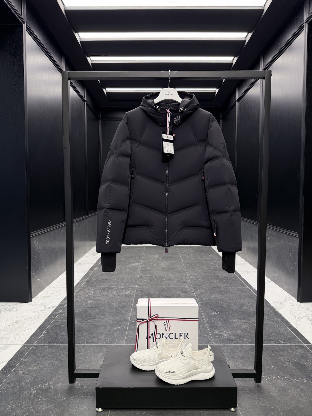 NO:660596,Premium down Moncler Grenoble Arcesaz (fully laminated version) winter short men's down jacket. High-end channel product. Double laminated process sealing strips and premium gooseneck filling. Comes standard with a full set of counter gift box packaging. (original box, original shopping bag, original dust cover, original hanger, original thank you card, original ribbon, upgraded original oversized magnetic gift box.) Arcesaz men's down jacket is specially designed to provide comfort and care on the snowy slopes.  Designed for alpine skiing, the Arcesaz Men's Down Jacket features a bold, contemporary silhouette. Short in length, it's made from stretch poplin and bonded with a functional membrane. It features a zipper and stretch-jersey wristbands to protect against the elements. Details Designed for alpine skiing Made from two-layer, four-way stretch poplin Stretch nylon lining Down filling Heat-sealed seams Adjustable drawstring hood Bonded checkered panels  Fabric number, outline logo and 'DAY-NAMIC' transfer pattern 'MONCLER' lettering YKK AquaGuard functional zipper closure YKK Aquaguard functional zipper exterior pocket Internal electronics pocket Elastic knit wristband YKK AquaGuard functional zippered ski pass pocket Elastic drawstring hem Embossed silicone logo Size1-5 Black/Beige DI80M,Moncler,jackets & coats,jackets & coats,down  jacket,hats, 19860909特级羽绒Moncler Grenoble Arcesaz (全压胶版本)冬季短款男士羽绒服夹克外套.高端渠道臻品.双重压胶工艺密封胶条特级鹅颈绒填充. 标配全套柜台礼盒包装.（原版机盒,原版购物袋,原版防尘罩,原版衣架,原版感谢卡,原版丝带,升级原版超大磁吸礼盒.） Arcesaz男士羽绒夹克专为在雪道提供舒适和呵护而设. Arcesaz男士羽绒夹克专为高山滑雪而设,彰显醒目现代款型.短款设计,采用弹力府绸面料制成,粘合一层功能性薄膜.配备拉链与弹力平纹针织护腕,可抵御恶劣气候. 详情 专为高山滑雪设计 采用双层四向弹性府绸面料制成 弹性尼龙衬里 填充羽绒 热封接缝 可调节抽绳兜帽 粘合方格块 织物编号、轮廓标识和“DAY-NAMIC”转印图案 “MONCLER”字样 YKK AquaGuard功能性拉链开合 YKK Aquaguard功能性拉链外部口袋 内部电子设备口袋 弹性针织护腕 YKK AquaGuard功能性拉链滑雪通行证口袋 弹性抽绳下摆 压纹硅胶标识 Size1-5 黑色/浅驼色 DI80M,蒙口-服装,Moncler,jackets & coats,jackets & coats,down jacket,hats, ,Women's clothing