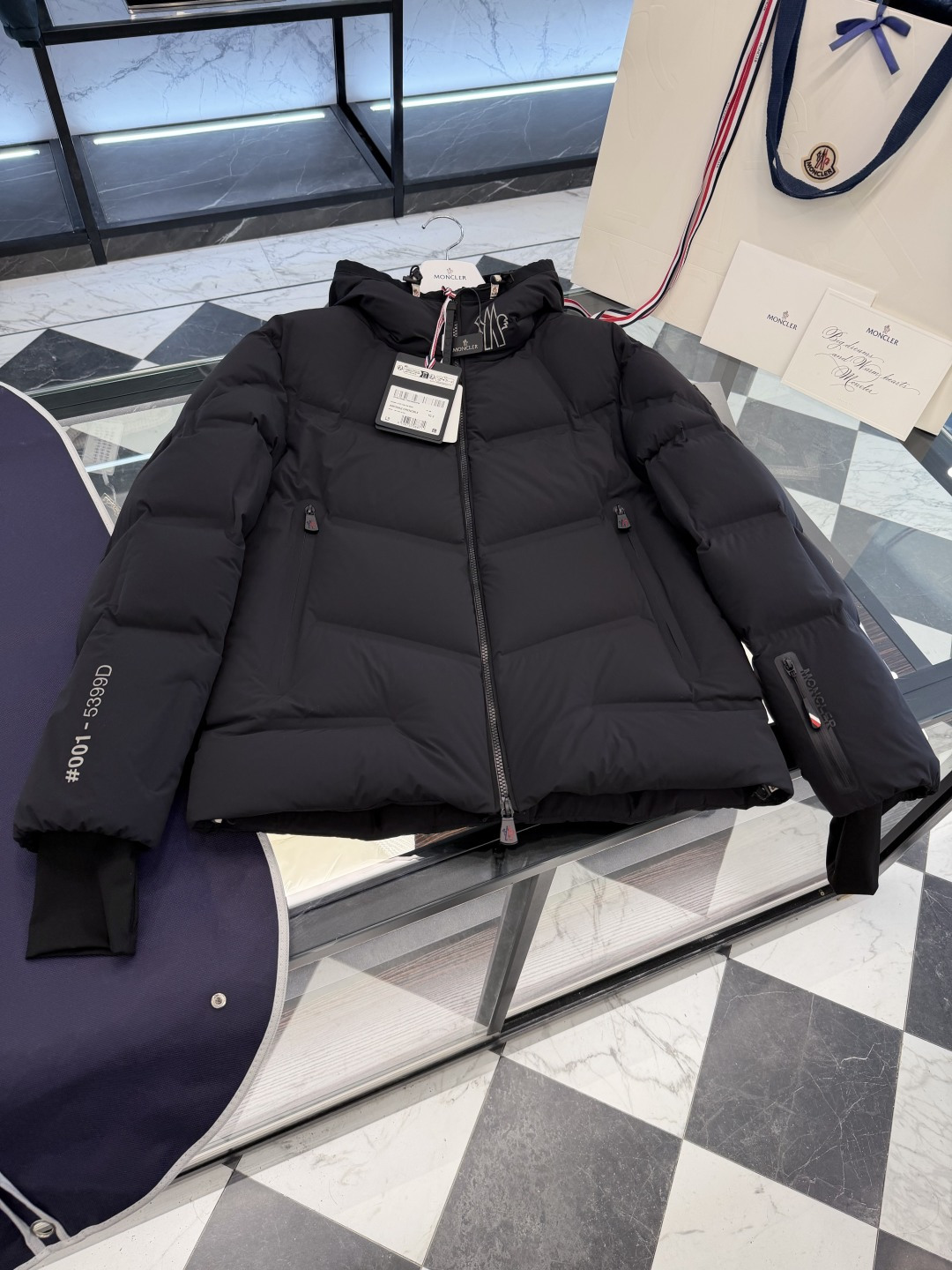 NO:660600,Moncler Grenoble Arcesaz 2025 (fully taped version) winter short men's down jacket jacket. More details real shot.,Moncler-clothing,Moncler,jackets & coats,jackets & coats,down jacket, 19860909Moncler Grenoble Arcesaz 2025(全压胶版本)冬季短款男士羽绒服夹克外套.更多细节实拍.,蒙口-服装,Moncler,jackets & coats,jackets & coats,down jacket, ,Women's clothing
