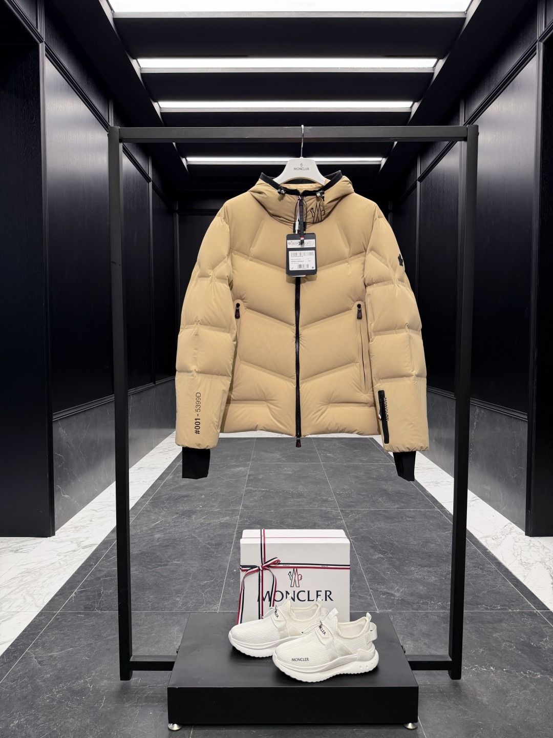 NO:660604,Special down Moncler Grenoble Arcesaz 2025 (fully-laminated version) winter short men's down jacket jacket. High-end channel product. Double-laminated sealing strip and premium gooseneck filling. Comes standard with a full set of counter gift box packaging. (Original box, original shopping bag, original dust cover, original hanger, original thank you card, original ribbon, upgraded original oversized magnetic gift box.)  The Arcesaz Men's Down Jacket is designed to provide comfort and protection on the slopes. Designed for alpine skiing, the Arcesaz Men's Down Jacket features a bold, modern silhouette. Short in length, it is made from stretch poplin fabric bonded with a functional membrane. It has zippers and stretch-jersey wristbands to protect against the elements. Details Designed for alpine skiing Made from double-layered four-way stretch poplin Stretch nylon lining Filled with down Heat-sealed seams  Adjustable drawstring hood Bonded checkered fabric number, outline logo and 'DAY-NAMIC' transfer pattern 'MONCLER' lettering YKK AquaGuard functional zipper closure YKK Aquaguard functional zipper exterior pocket Internal electronics pocket Elastic knit wristband YKK AquaGuard functional zipper ski pass pocket Elastic drawstring hem Embossed silicone logo Size1-5 Black/Beige,Moncler,Moncler,jackets & coats,jackets  & coats,down jacket,hats, 19860909特级羽绒Moncler Grenoble Arcesaz 2025(全压胶版本)冬季短款男士羽绒服夹克外套.高端渠道臻品.双重压胶工艺密封胶条特级鹅颈绒填充. 标配全套柜台礼盒包装.（原版机盒,原版购物袋,原版防尘罩,原版衣架,原版感谢卡,原版丝带,升级原版超大磁吸礼盒.） Arcesaz男士羽绒夹克专为在雪道提供舒适和呵护而设. Arcesaz男士羽绒夹克专为高山滑雪而设,彰显醒目现代款型.短款设计,采用弹力府绸面料制成,粘合一层功能性薄膜.配备拉链与弹力平纹针织护腕,可抵御恶劣气候. 详情 专为高山滑雪设计 采用双层四向弹性府绸面料制成 弹性尼龙衬里 填充羽绒 热封接缝 可调节抽绳兜帽 粘合方格块 织物编号、轮廓标识和“DAY-NAMIC”转印图案 “MONCLER”字样 YKK AquaGuard功能性拉链开合 YKK Aquaguard功能性拉链外部口袋 内部电子设备口袋 弹性针织护腕 YKK AquaGuard功能性拉链滑雪通行证口袋 弹性抽绳下摆 压纹硅胶标识 Size1-5 黑色/浅驼色,蒙口-服装,Moncler,jackets & coats,jackets & coats,down jacket,hats, ,Women's clothing