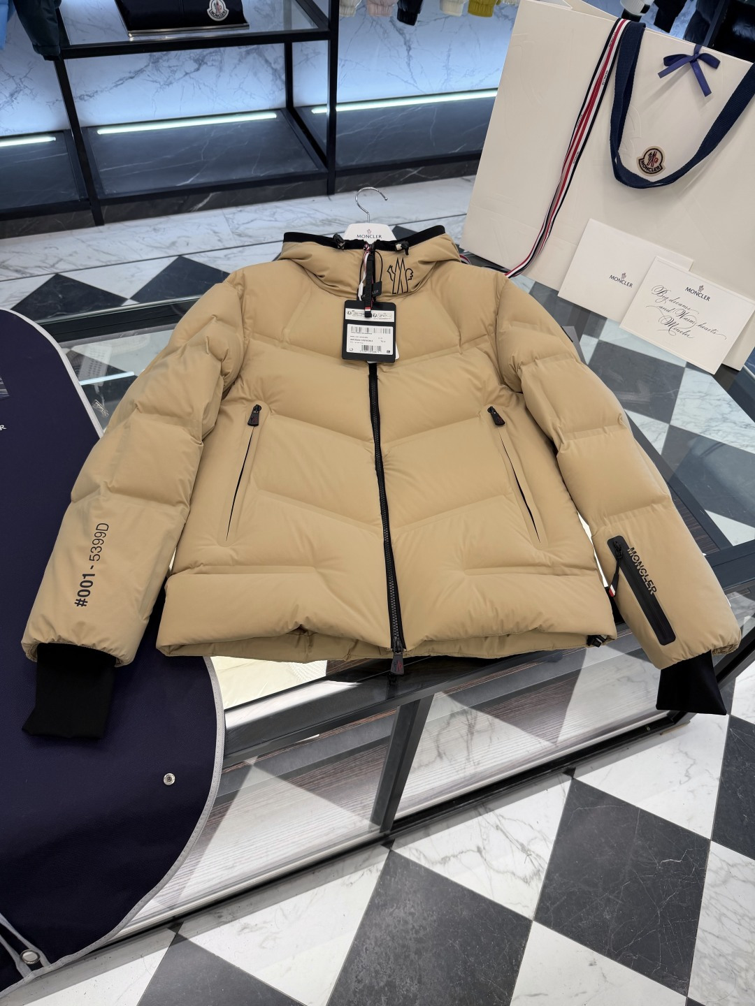 NO:660607,Moncler Grenoble Arcesaz 2025 (fully taped version) winter short men's down jacket jacket. More details real shot.,Moncler-clothing,Moncler,jackets & coats,jackets & coats,down jacket, 19860909Moncler Grenoble Arcesaz 2025(全压胶版本)冬季短款男士羽绒服夹克外套.更多细节实拍.,蒙口-服装,Moncler,jackets & coats,jackets & coats,down jacket, ,Women's clothing