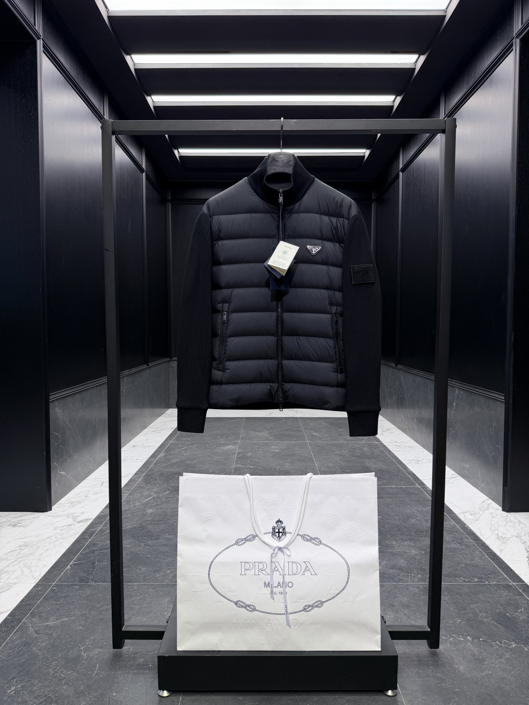 NO:657518,Special down PRADA Velcro epaulette knitted splicing down jacket. Ultra-light tear-resistant fabric. The upper body is more lightweight and comfortable. Special-grade goose down filling. Super full filling. Full set of original matching hardware. Highly recommended, a must-have for those who control fabrics. It is made of ultra-light and ultra-soft lightweight tear-resistant fabric. The upper body feels extremely light and comfortable.  Comes standard with an oversized hand shopping bag, original nylon suit storage bag, oversized airplane box, original clothes hanger, and a complete set of gift boxes to hang at home. The iconic triangle logo is reinterpreted as a classic pattern, with a Velcro logo on the shoulder, which becomes the structural element of this Re-Nylon recycled nylon down vest jacket. Made of ultra-light and ultra-soft tear-resistant nylon fabric, with a classic metal triangle iron logo, creating a classic light business casual effect. The interior is filled with 95 goose down and 5 feathers.  To ensure sustainable care of the product, maintain its characteristics and reduce its impact on the environment, it is recommended not to wash the product frequently, let it dry naturally after each use, and entrust a professional environmentally friendly dry cleaner to dry clean it. Regular fit Stand-up collar Zippered zippered welt pocket Regular shoulder Straight-cut hem Prada logo triangle/Velcro letter logo epaulette Size48-56 (M-3XL),,prada,jackets & coats,down jacket,business  suit,alexander wang19860909特级羽绒PRADA魔术贴肩章针织拼接羽绒外套.超轻抗撕裂面料.上身更佳轻便舒适.特级鹅绒填充.填充超级饱满.全套原厂配套五金. 爆款强烈推荐,面料控必入,采用超轻超柔软的轻质抗撕裂面料制成.上身感受极致轻便舒适. 标配超大手提购物袋,原版尼龙西装收纳袋,超大飞机盒,原版衣架,全套礼盒挂装到家. 标志性的三角形徽标重释为经典图案,肩膀带有魔术贴logo标识,化身此款Re-Nylon再生尼龙羽绒背心外套的结构式元素.超轻超软抗撕裂尼龙面料制成,经典金属三角铁标,营造经典轻商务休闲效果. 内里填充95鹅绒,5羽毛. 为确保产品的可持续护理,保持其特性并减少其对环境的影响,建议不要频繁清洗产品,每次使用后让其自然晾干,并委托专业的环保干洗店进行干洗. 常规版型 立领式衣领 拉链拉合 拉链式嵌线袋 常规肩部 直裁下摆 Prada徽标三角标/魔术贴字母标识肩章 Size48-56 (M-3XL）,,prada,jackets & coats,down jacket,business suit,alexander wang,Men's clothing