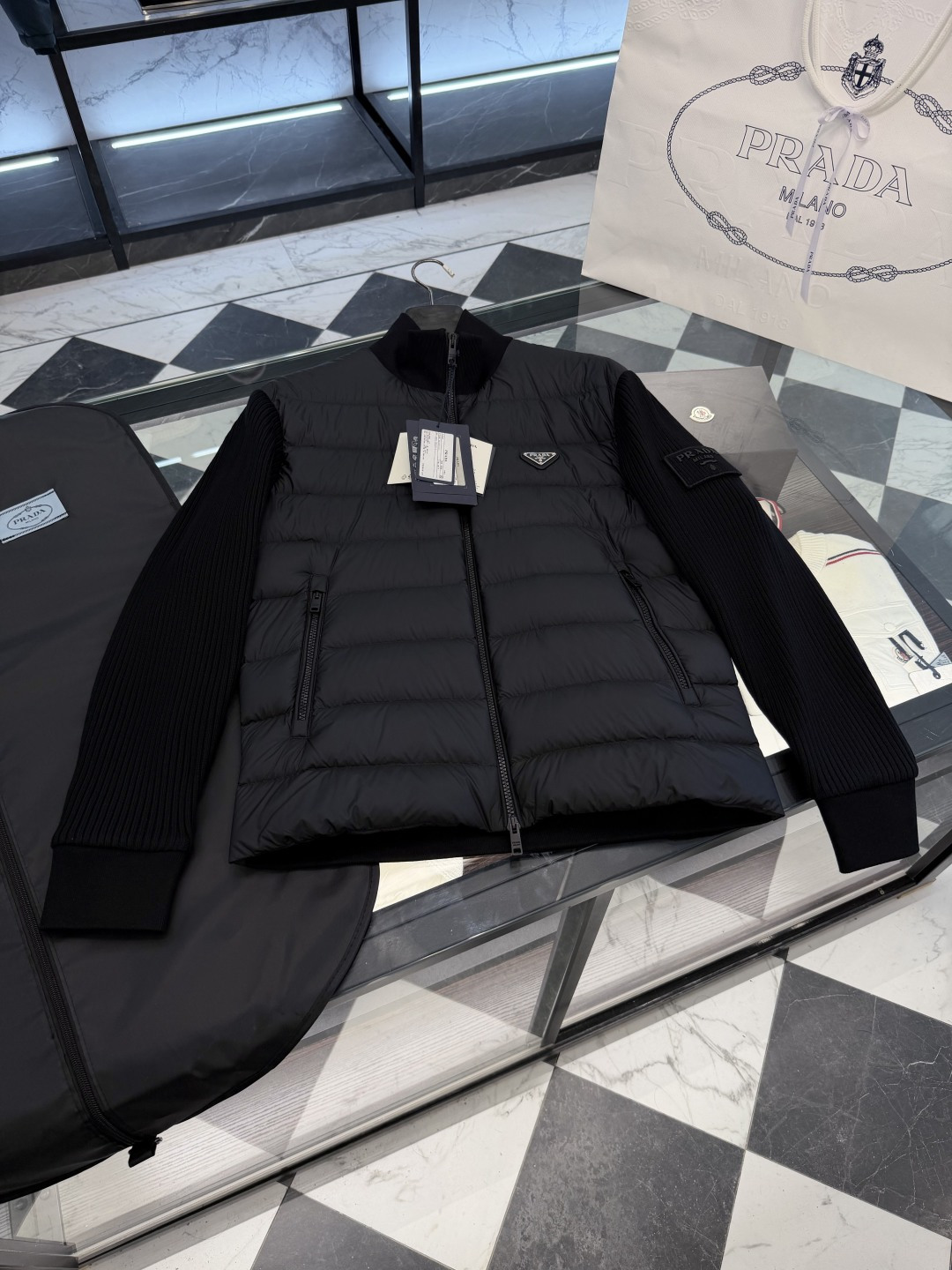 NO:657525,PRADA Velcro epaulette knitted patchwork down jacket. Ultra-light and ultra-soft tear-resistant fabric. More details in real photos.,, prada,jackets & coats,down jacket,alexander wang19860909PRADA魔术贴肩章针织拼接羽绒外套.超轻超软抗撕裂面料.更多细节实拍.,,prada,jackets & coats,down jacket,alexander wang,Men's clothing