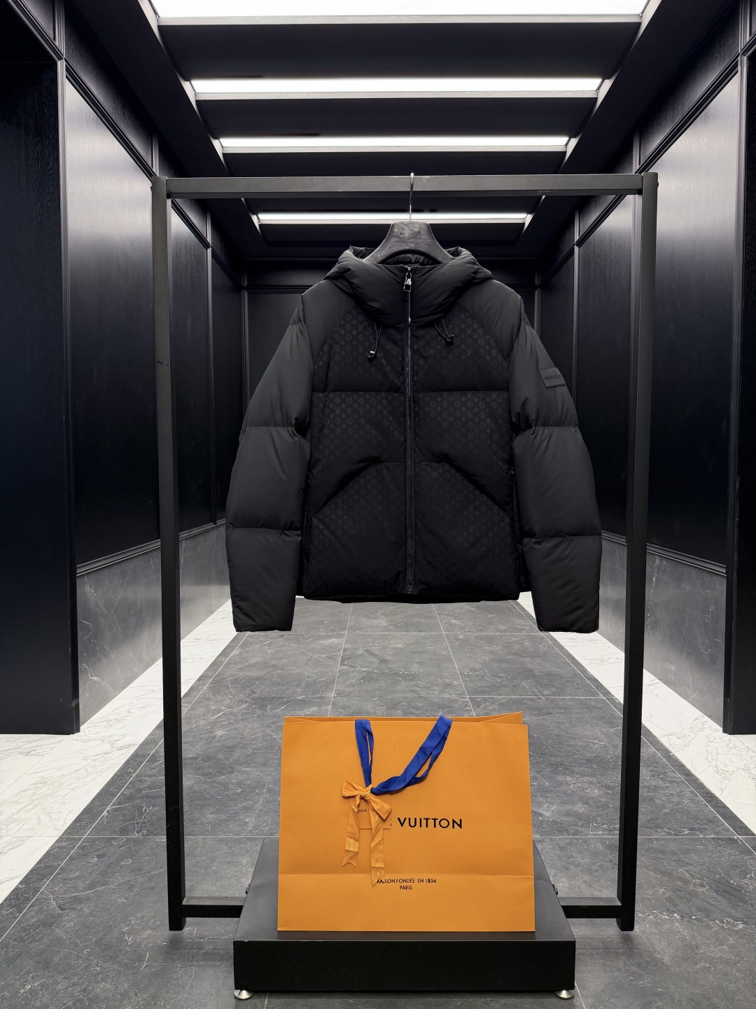 NO:688992,Special down Louis Vuitton Lv spliced MONOGRAM new three-dimensional jacquard hooded down jacket. Made of ultra-light and ultra-soft tear-resistant fabric. The upper body feels extremely lightweight and warm. Goose down filling. Heavy hardware. Comes standard with an oversized hand shopping bag, original nylon suit storage bag, oversized airplane box, original hanger, and a full set of gift boxes to hang at home.  Ultra-light tear-resistant quilted nylon filled with fine down, lightweight recycled nylon with subtle Monogram jacquard pattern. Standard fit Monogram jacquard patchwork Zip front White goose down filling (90 velvet content) Front pockets with snap buttons Double-layer windproof elastic cuffs Adjustable hem Nylon Do not wash Do not bleach Do not tumble dry Do not iron Professional dry cleaning Gentle dry cleaning Use the mesh bag to dry clean on the reverse side  Size: 48-56,Louis Vuitton-clothing,louis vuitton,louis vuitton,louis vuitton,jackets & coats,down jacket,business suit,hats,19860909特级羽绒Louis Vuitton Lv 拼接MONOGRAM全新立体提花连帽羽绒外套.采用超轻超软抗撕裂面料.上身感受极致轻便保暖.鹅绒填充.重工五金. 标配超大手提购物袋,原版尼龙西装收纳袋,超大飞机盒,原版衣架,全套礼盒挂装到家. 超轻抗撕裂绗缝锦纶填充细腻羽绒,轻盈再生锦纶含蓄铺陈Monogram提花图案. 标准版型 拼接Monogram立体提花 拉链前襟 充填物白鹅绒（绒子含量 90） 前袋配有按扣 双层防风弹力袖口 可调节式下摆 锦纶 不可洗涤 不可漂白 不可转笼翻转干燥 不可熨烫 专业干洗 缓和干洗 使用网袋反面干洗 Size : 48-56,路易威登-服装,louis vuitton,louis vuitton,louis vuitton,jackets & coats,down jacket,business suit,hats,,Women's clothing