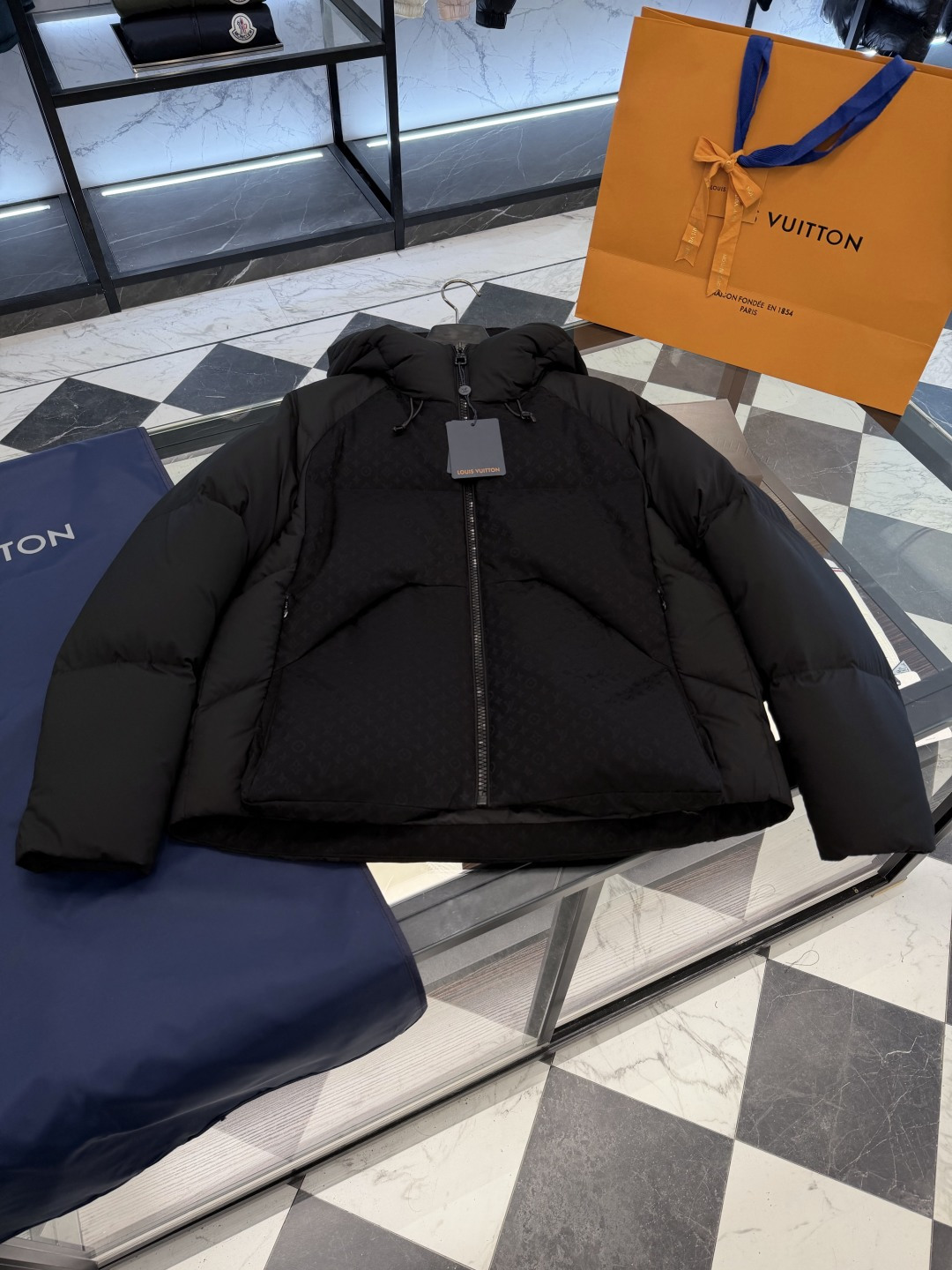 NO:688994,Louis Vuitton Lv stitching MONOGRAM new three-dimensional jacquard hooded down jacket. More details real shot.,Louis Vuitton-clothing,louis vuitton,louis vuitton,louis vuitton,jackets & coats,down jacket,hats,19860909Louis Vuitton Lv拼接MONOGRAM全新立体提花连帽羽绒外套.更多细节实拍.,路易威登-服装,louis vuitton,louis vuitton,louis vuitton,jackets & coats,down jacket,hats,,Women's clothing