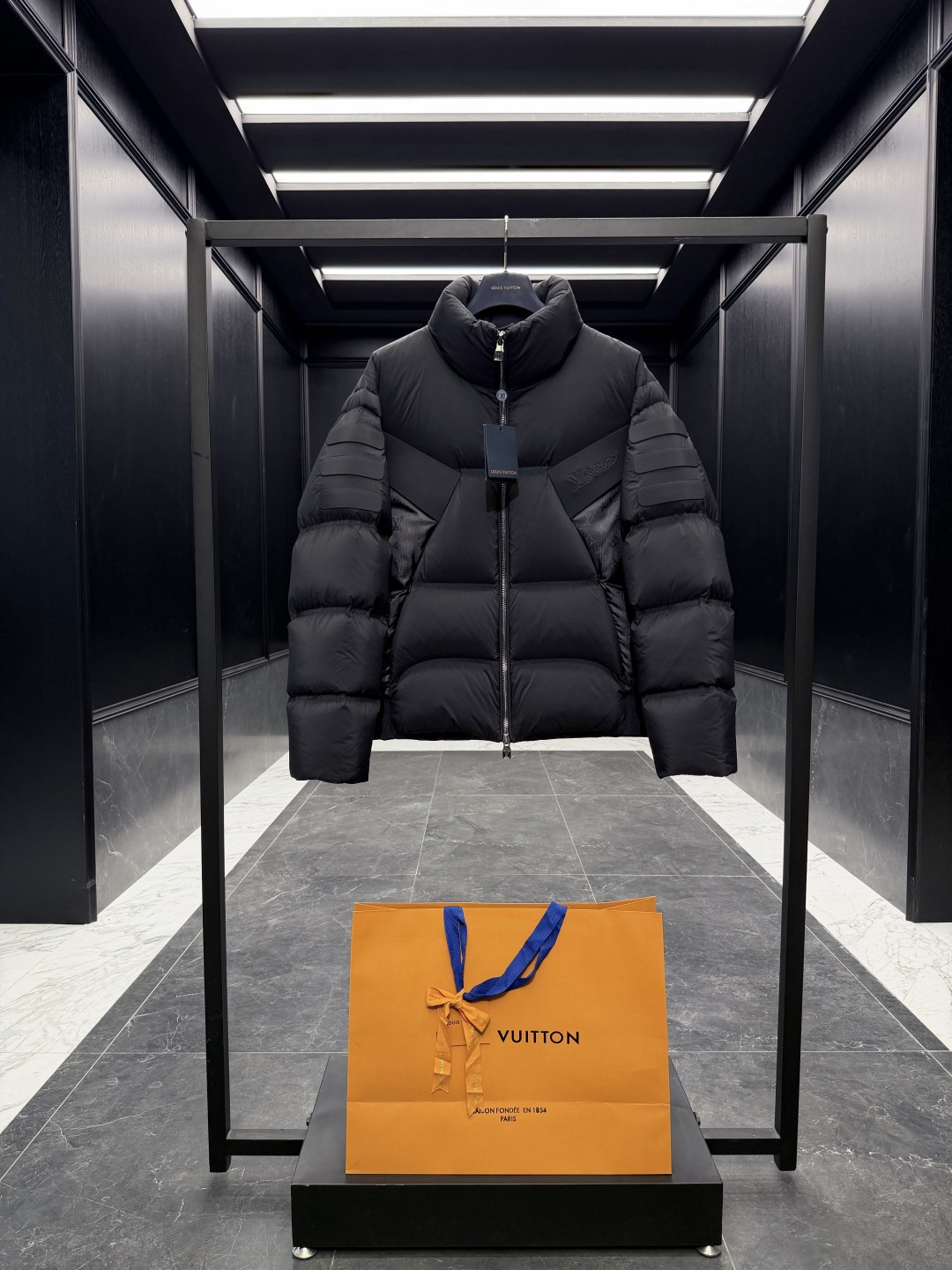 NO:688984,Special down Louis Vuitton Lv2025 brand new heavy-duty machine style spliced MONOGRAM old flower stand-collar down jacket. Goose down filling. The inside is lined with MONOGRAM old flower lining. The ultimate heavy-duty item. Comes standard with an oversized portable shopping bag, original nylon suit storage bag, oversized airplane box, original hanger, and a full set of gift boxes to hang at home.  This short down jacket is a statement piece, designed for the modern man who values functionality and beauty. The epitome of avant-garde menswear, this down jacket is made from lightweight nylon with water-repellent properties. Decorated with innovative quilting and shaped panels on the front and back. Made of fine, soft fabric Polyester lining Filled with down Stand collar Zipper closure Hidden pockets Elasticized cuffs Elastic hem Shaped quilting  Adhesive logo lettering Zipper with LV inscribed zipper pull Size48-56,Louis Vuitton-clothing,louis vuitton,louis vuitton,louis vuitton,jackets & coats,jackets & coats,down jacket,business suit,19860909特级羽绒 Louis Vuitton Lv2025全新重工机甲风拼接MONOGRAM老花立领羽绒外套.鹅绒填充.内里铺陈MONOGRAM老花内衬.极致重工单品. 标配超大手提购物袋,原版尼龙西装收纳袋,超大飞机盒,原版衣架,全套礼盒挂装到家. 此款短款羽绒夹克是一款个性单品,专为注重功能性和美观的现代男士设计.此款羽绒夹克是前卫男装的典范之作,采用具有拒水性能的轻盈尼龙面料制成.饰有新颖绗缝,前后饰有异形拼接. 采用细密柔软面料制成 聚酯纤维衬里 填充羽绒 立领 拉链开合 隐藏式口袋 松紧袖口 弹性下摆 异型绗缝设计 粘合标识字样 拉链配有LV铭纹拉链头 Size48-56,路易威登-服装,louis vuitton,louis vuitton,louis vuitton,jackets & coats,jackets & coats,down jacket,business suit,,Women's clothing