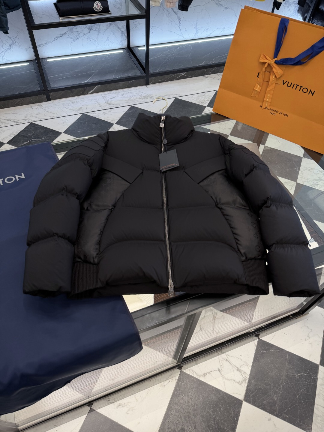 NO:688985,Louis Vuitton Lv2025 new heavy-duty special-shaped cutting machine style splicing MONOGRAM old flower stand collar down jacket. More details real shot., Louis Vuitton-clothing, louis vuitton, louis vuitton, louis vuitton, jackets & coats, down jacket,19860909Louis Vuitton Lv2025全新重工异型裁剪机甲风拼接MONOGRAM老花立领羽绒外套.更多细节实拍.,路易威登-服装,louis vuitton,louis vuitton,louis vuitton,jackets & coats,down jacket,,Women's clothing